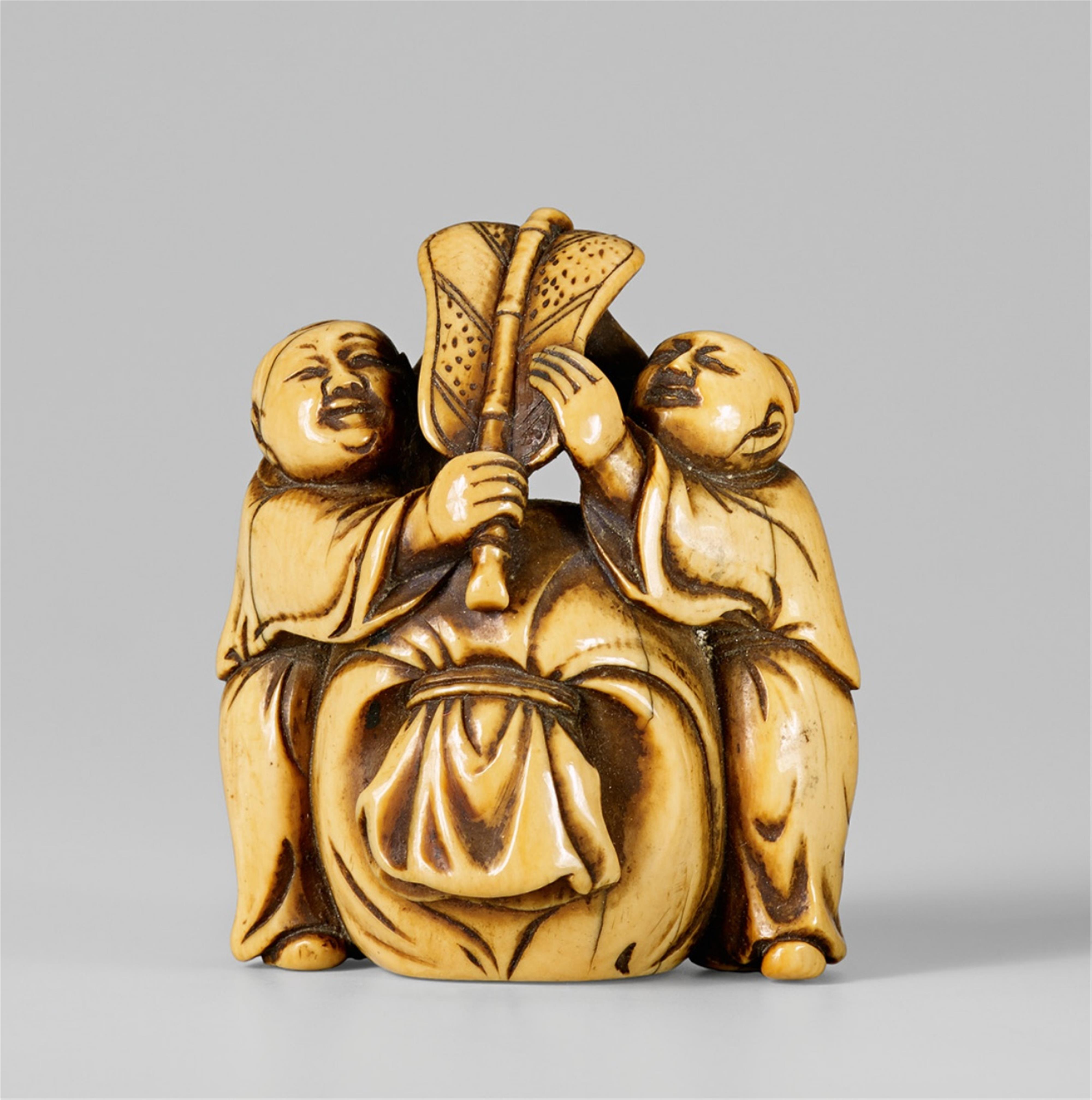 An ivory netsuke of two karako with Hotei’s bag. 18th century - image-1