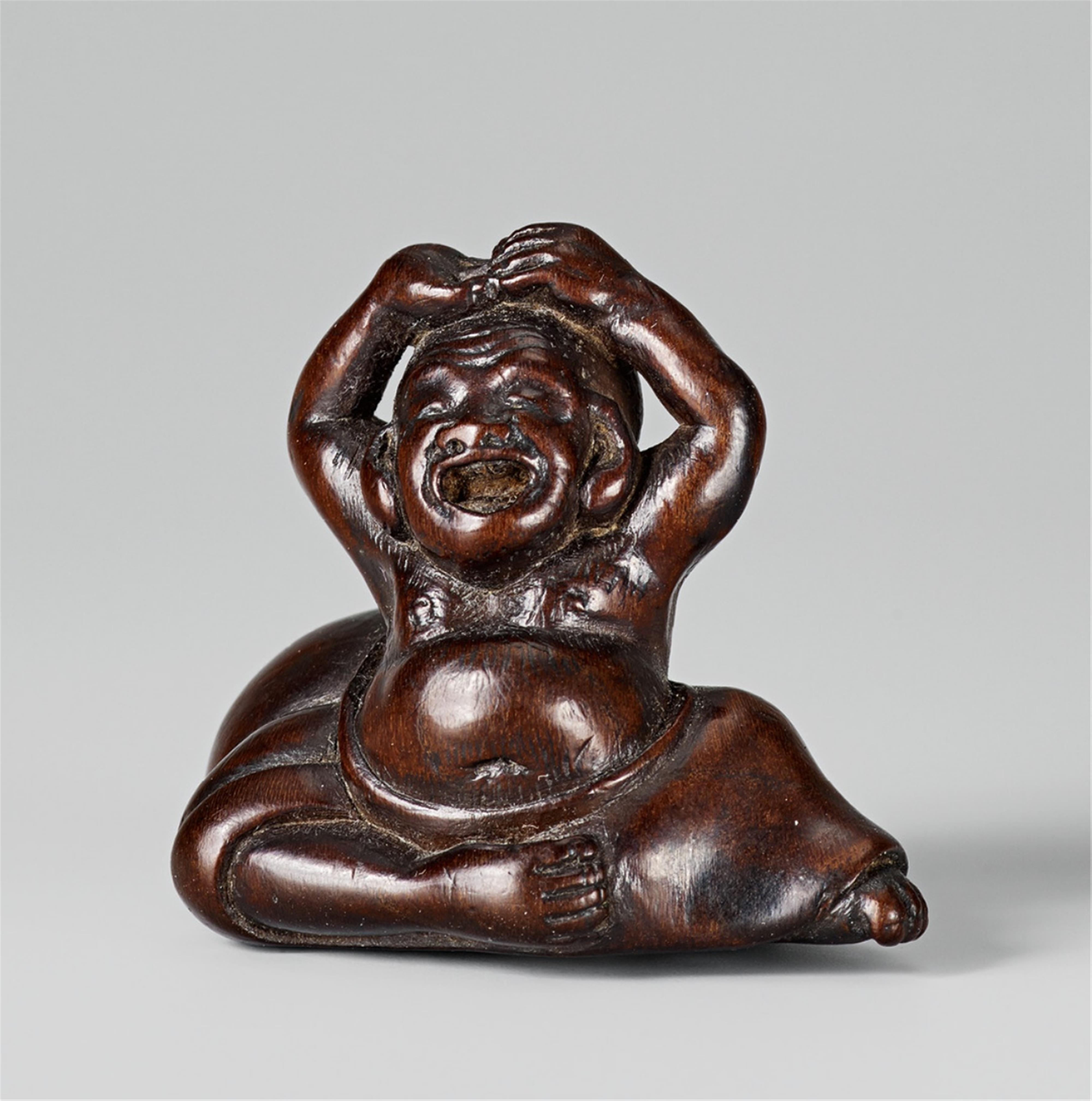 A small Edo school wood netsuke of a yawning Hotei. Late 18th century - image-1