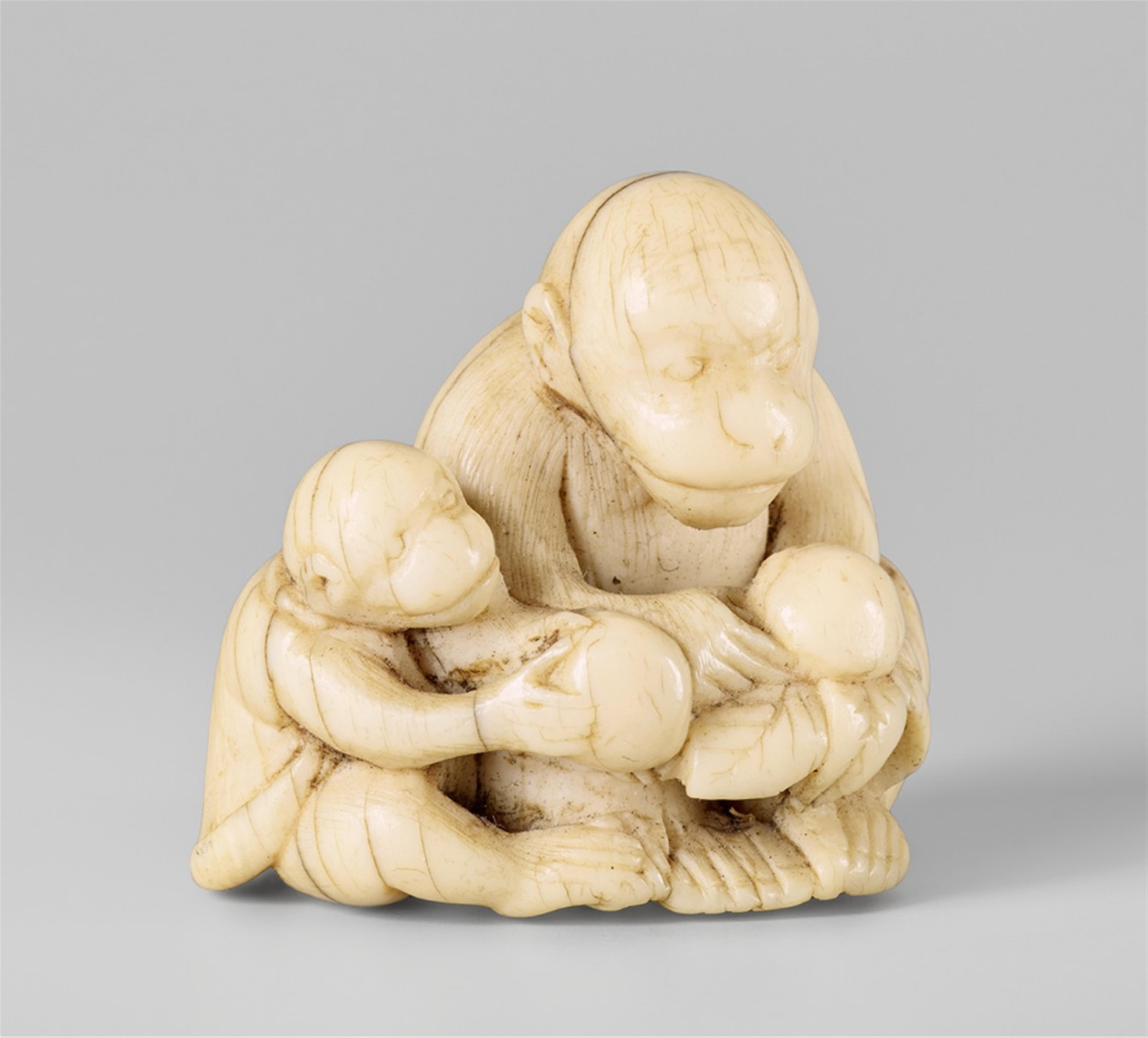 An ivory netsuke of two monkeys. Early 19th century - image-1