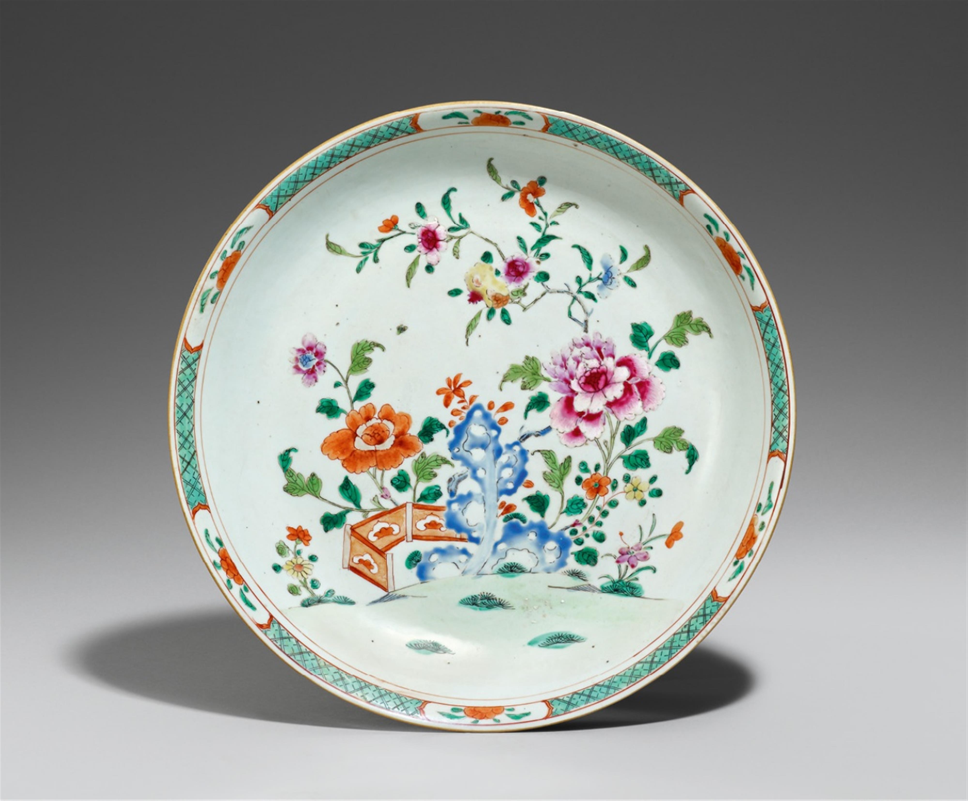 Large famille rose saucer dish. Qianlong period (1735-1796) - image-1
