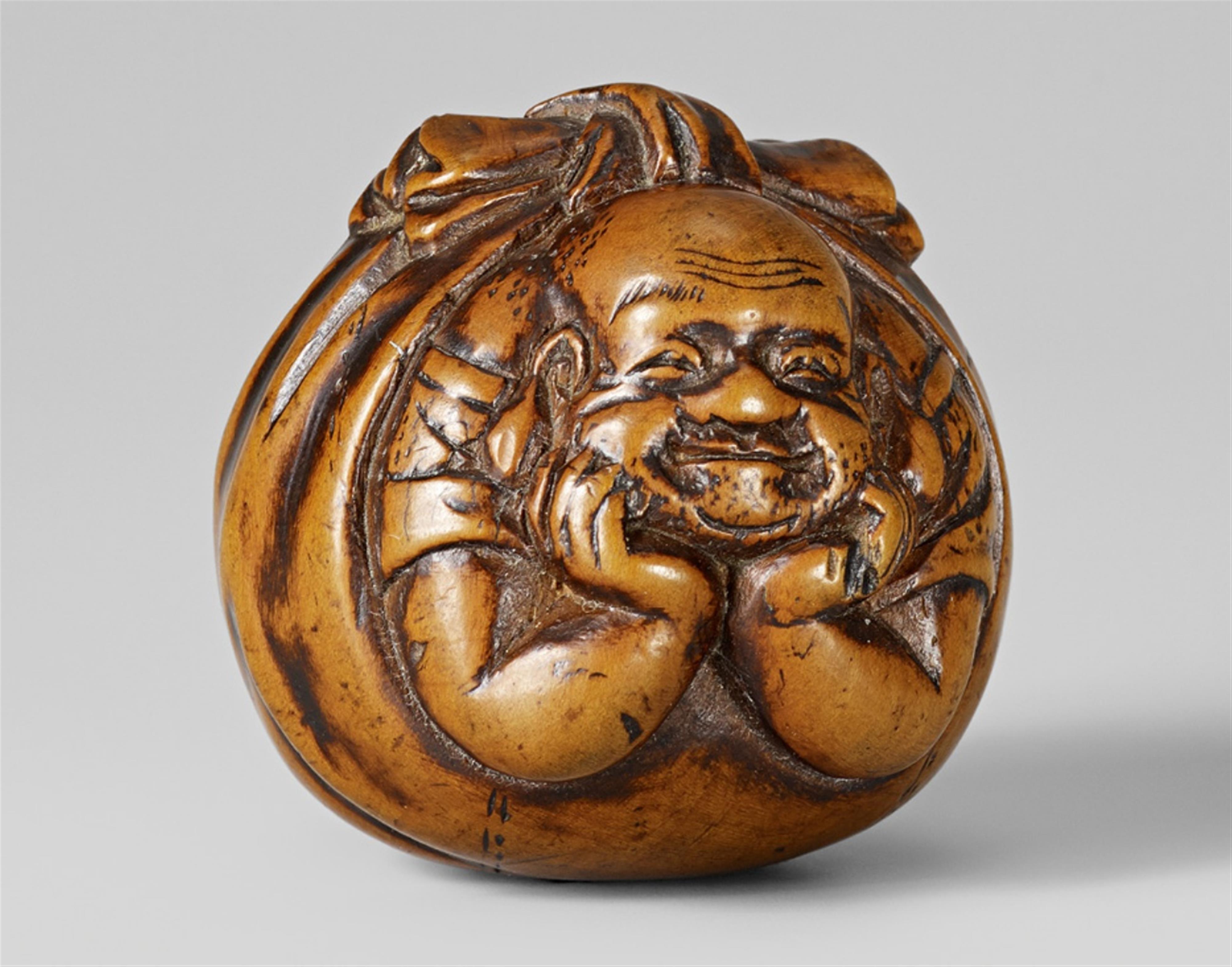 A box wood netsuke of Hotei in a bundle, by Sekizan. 19th century - image-1