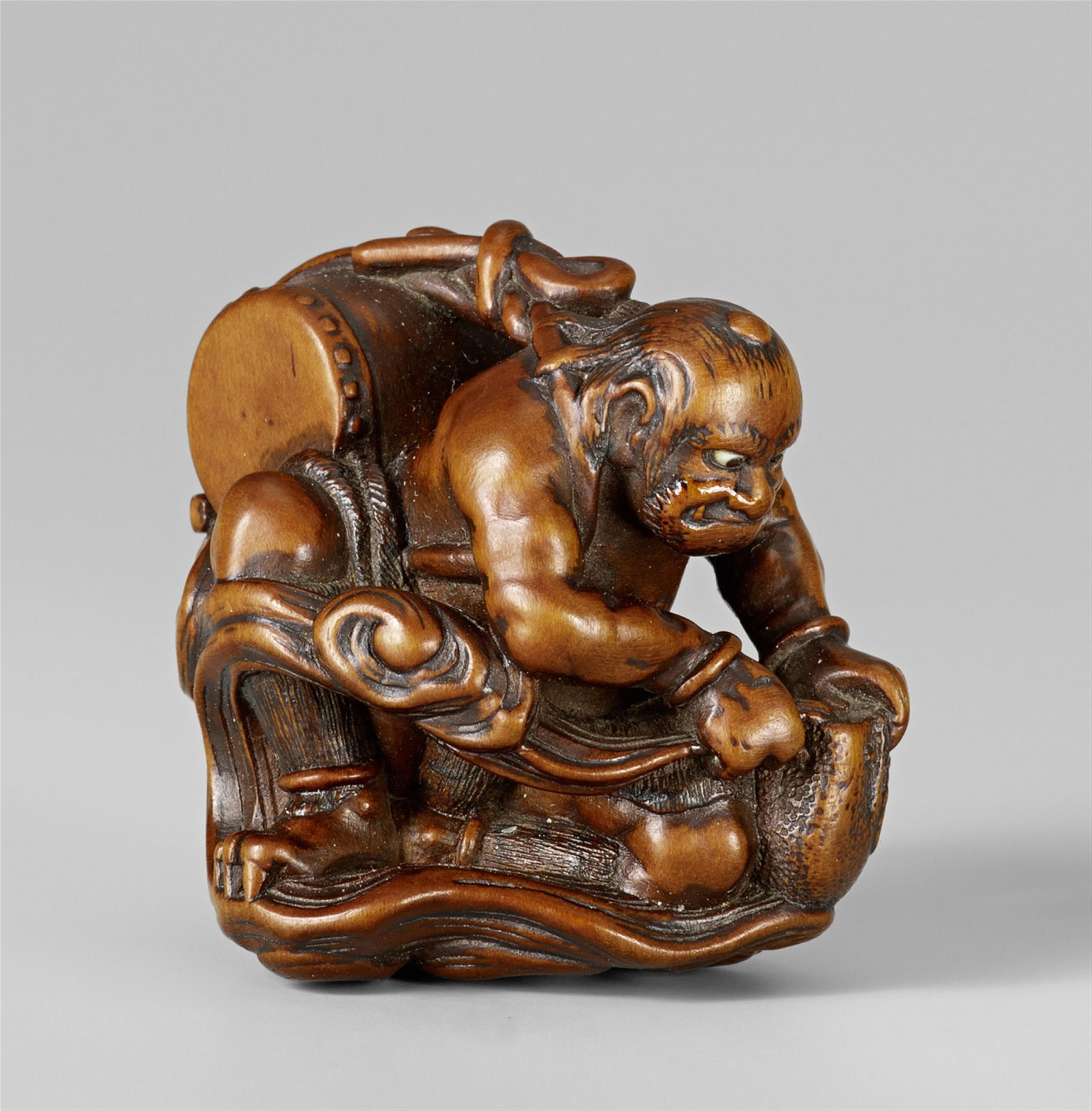 A Tanba school boxwood netsuke of Raiden. Mid-19th century - image-1