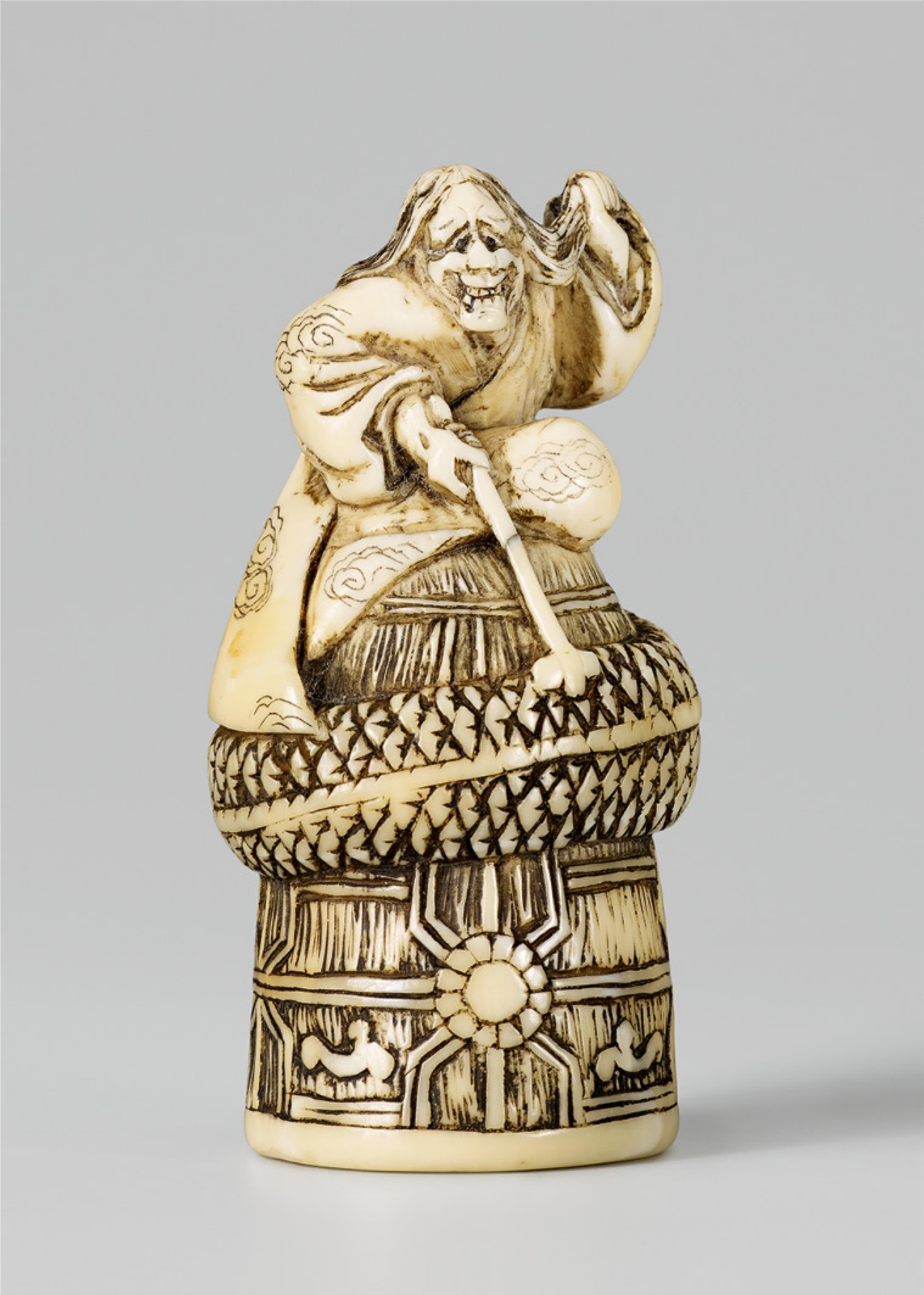 An ivory netsuke of Kiyohime atop the Dôjôji bell. 19th century - image-1