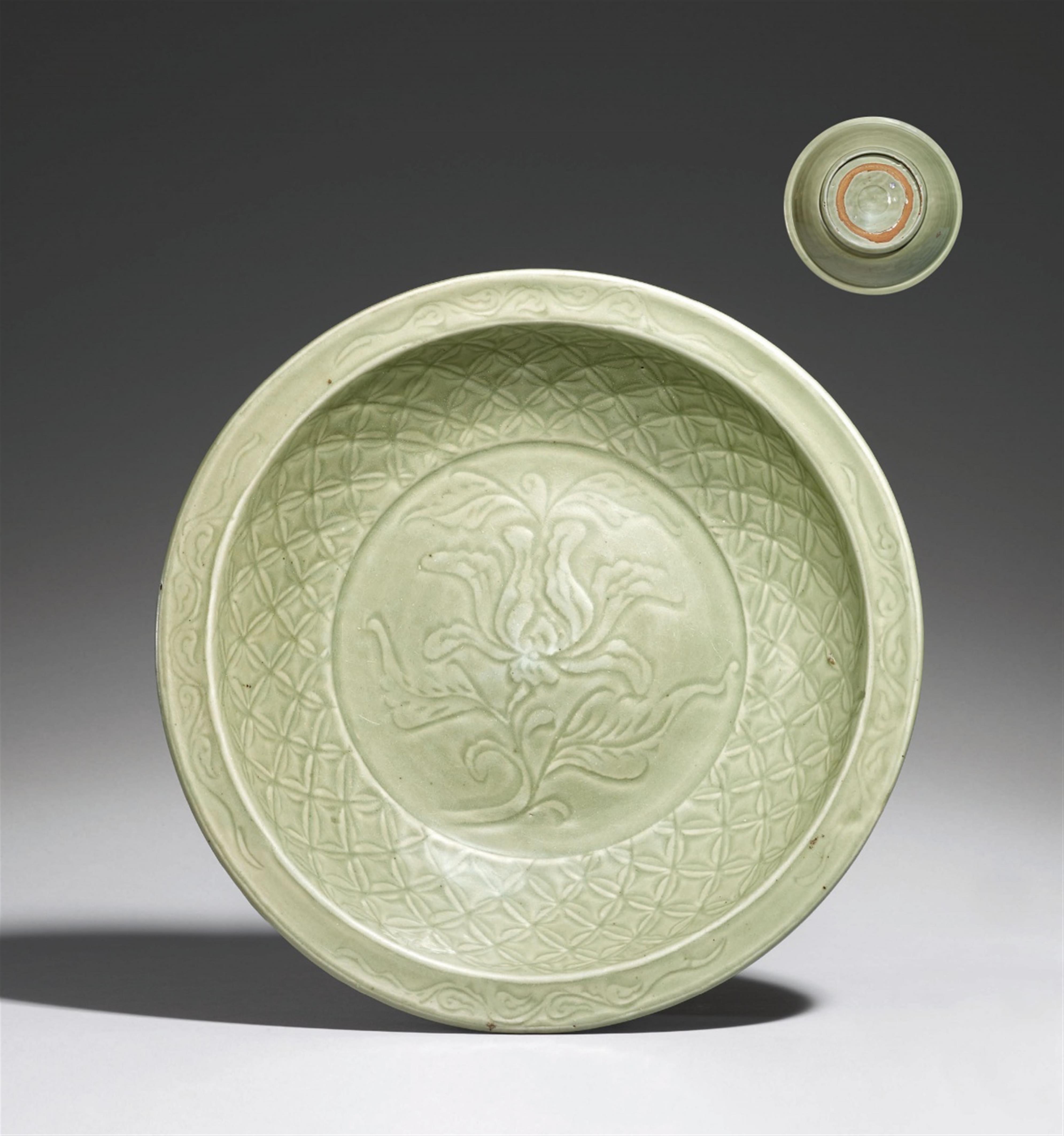 A large Longquan celadon charger. Ming Dynasty, 14th/15th century - image-1