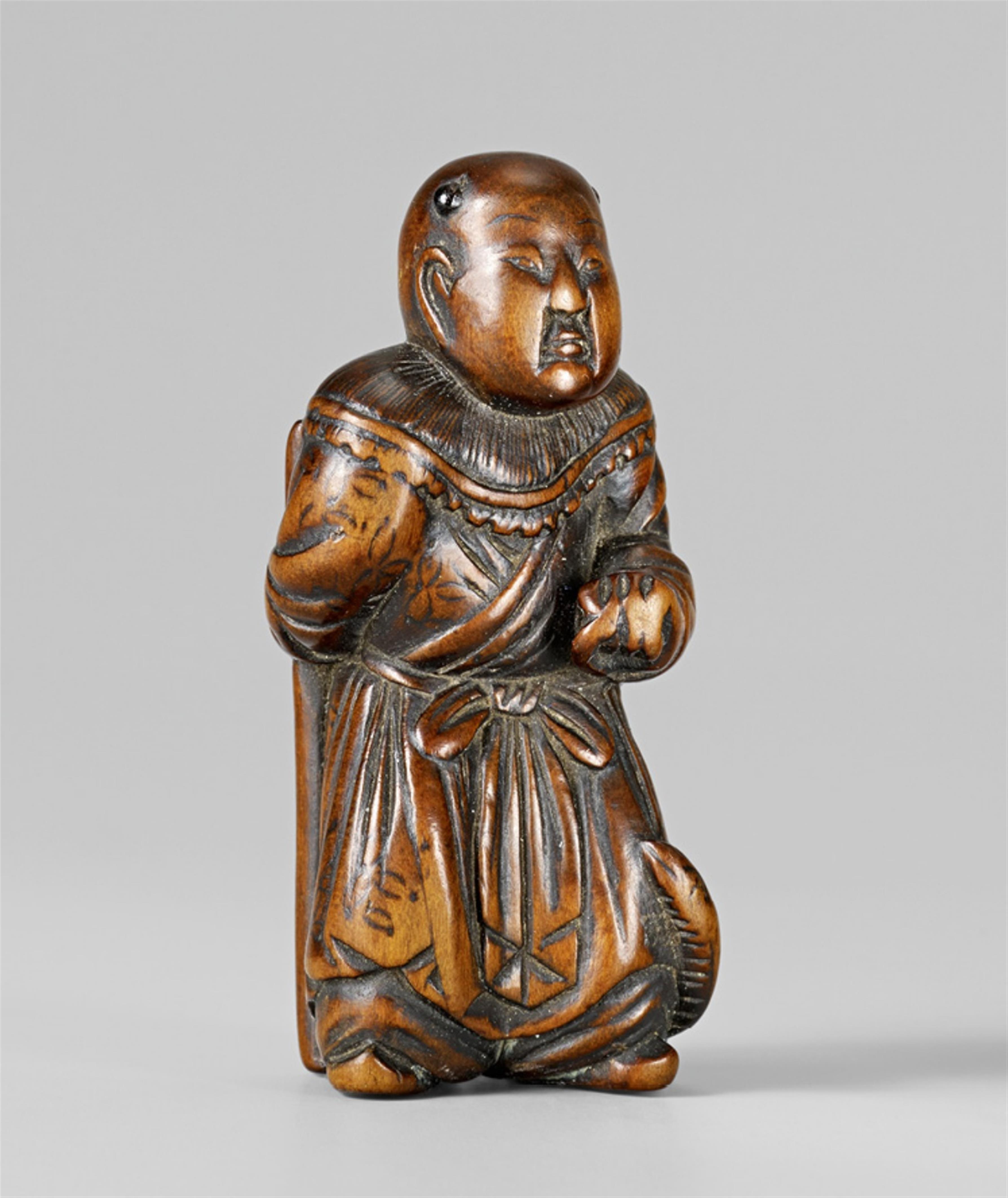 A wood netsuke of a Chinese boy. 19th century - image-1