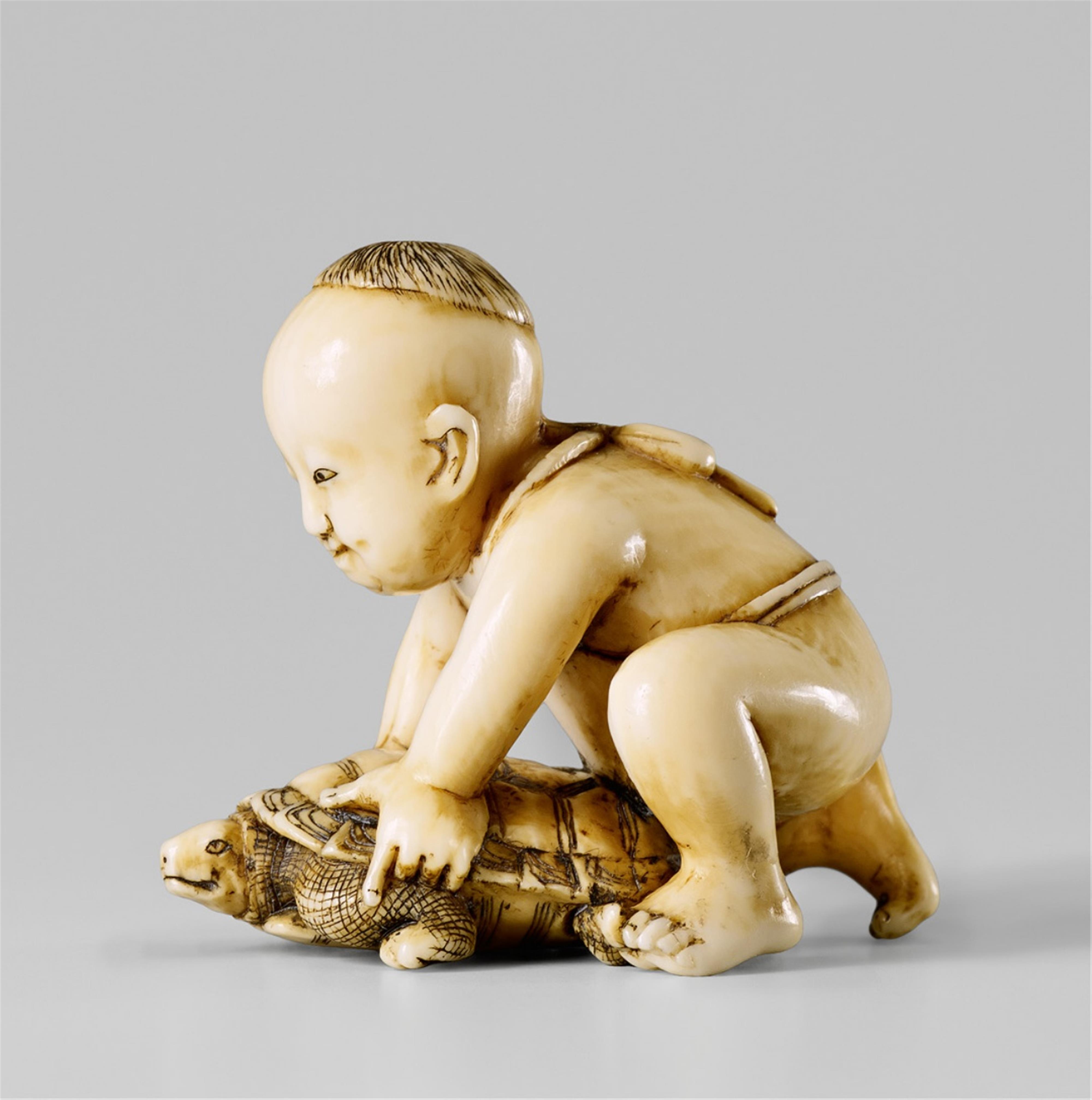 An Edo/Tokyo school ivory netsuke of a boy with a tortoise, by Hôjitsu. Second half 19th century - image-1