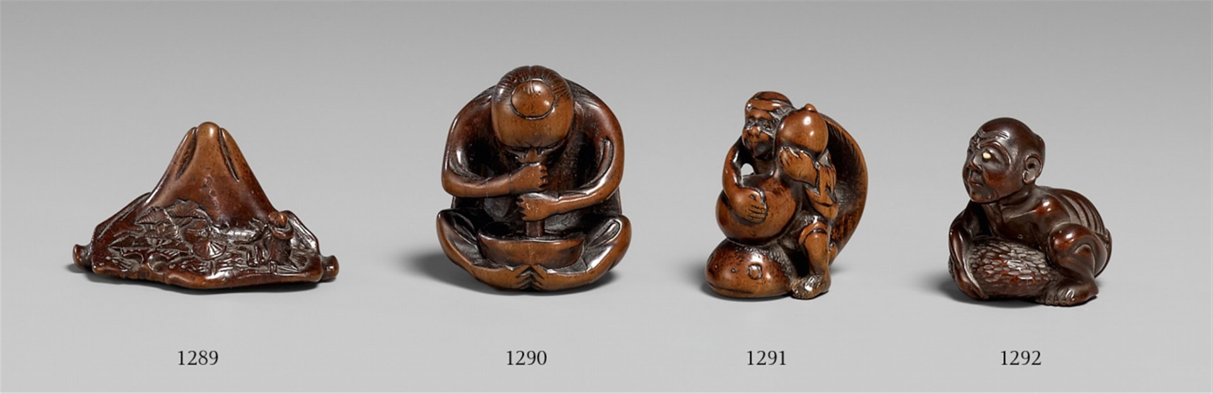 A boxwood netsuke of a Totsuka beggar or so called blind stone lifter. Mid-19th century - image-1