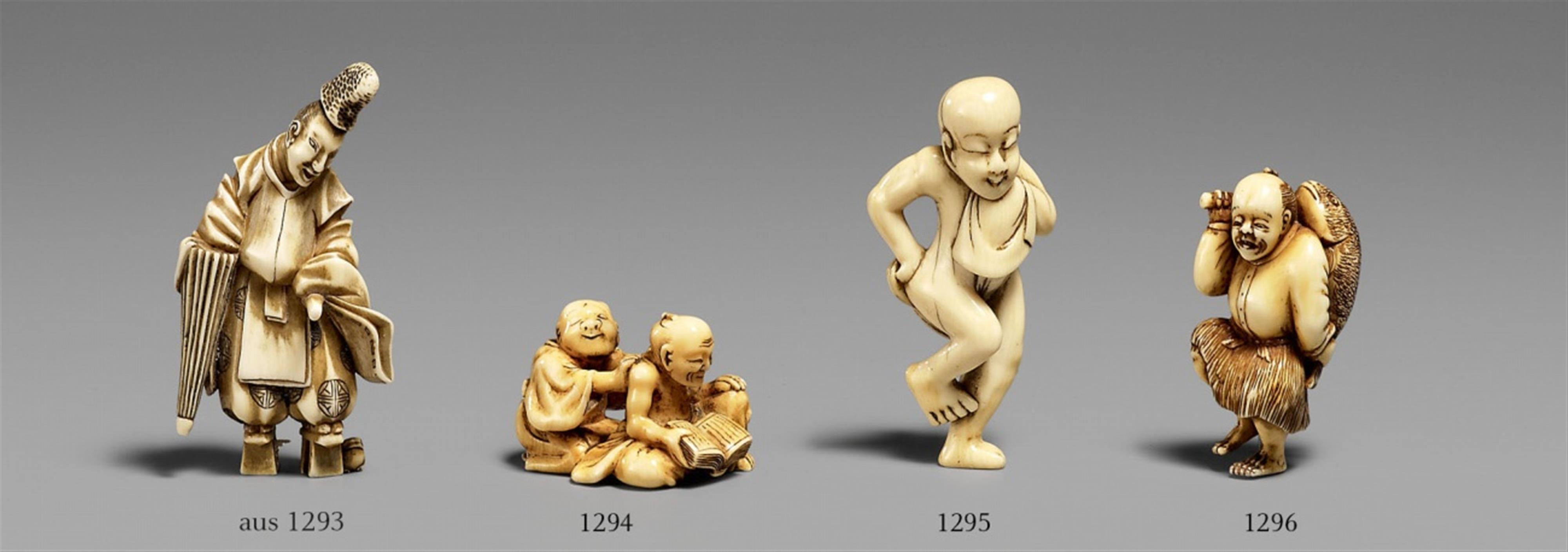 An ivory netsuke of a blind masseur and customer. 19th century - image-1