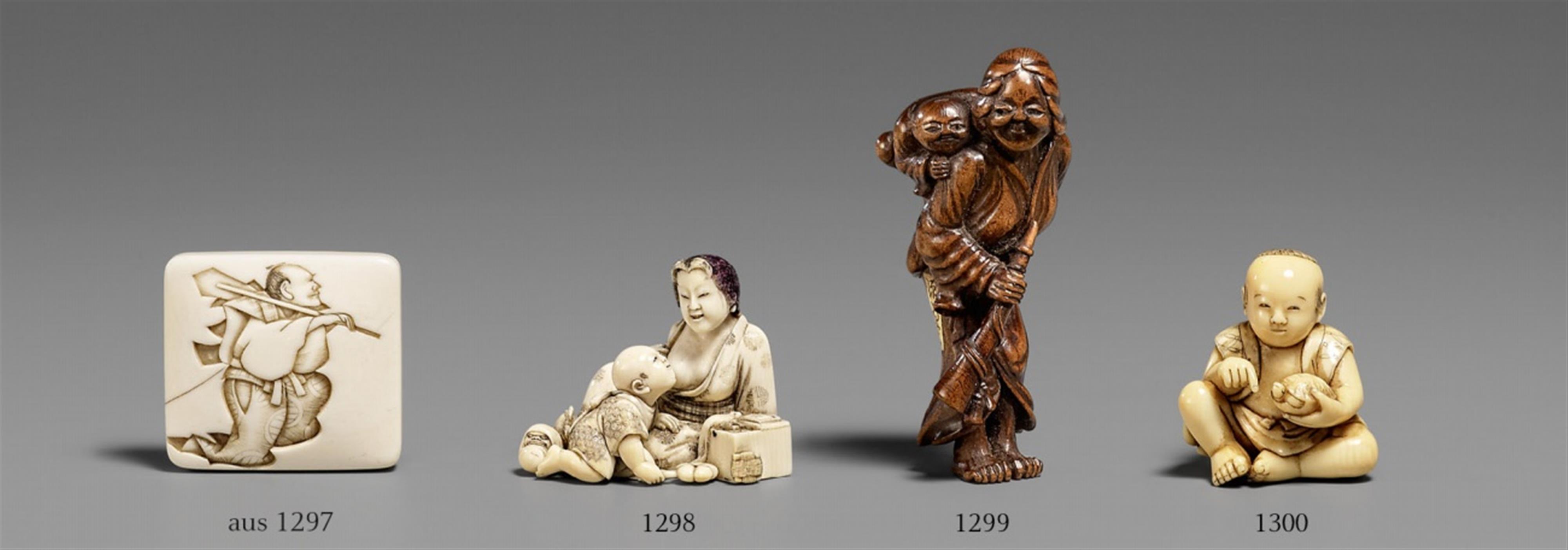 A wood netsuke of a mother and child. Early 19th century - image-1