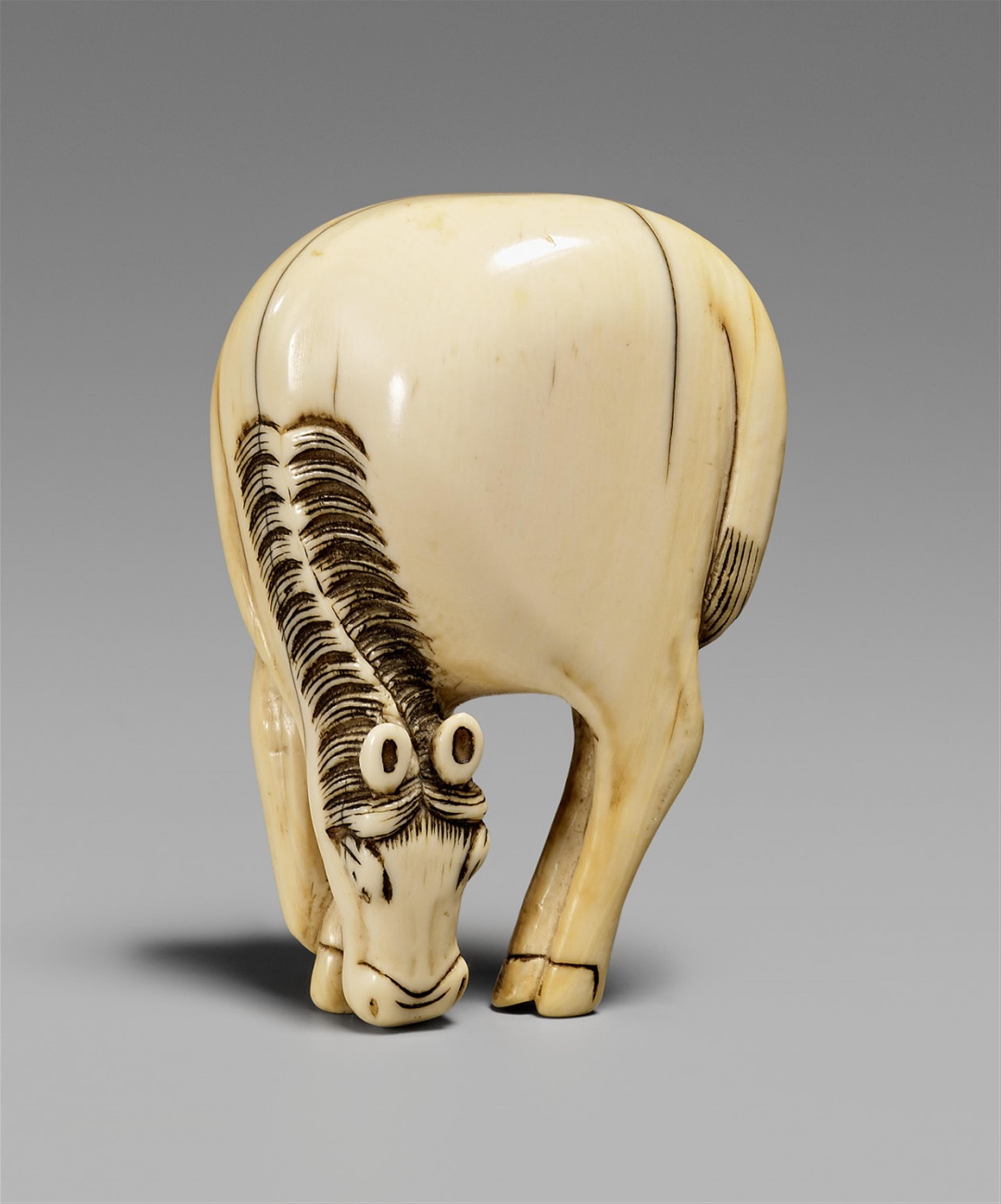 An ivory netsuke of a large grazing horse. Around 1800 - image-1