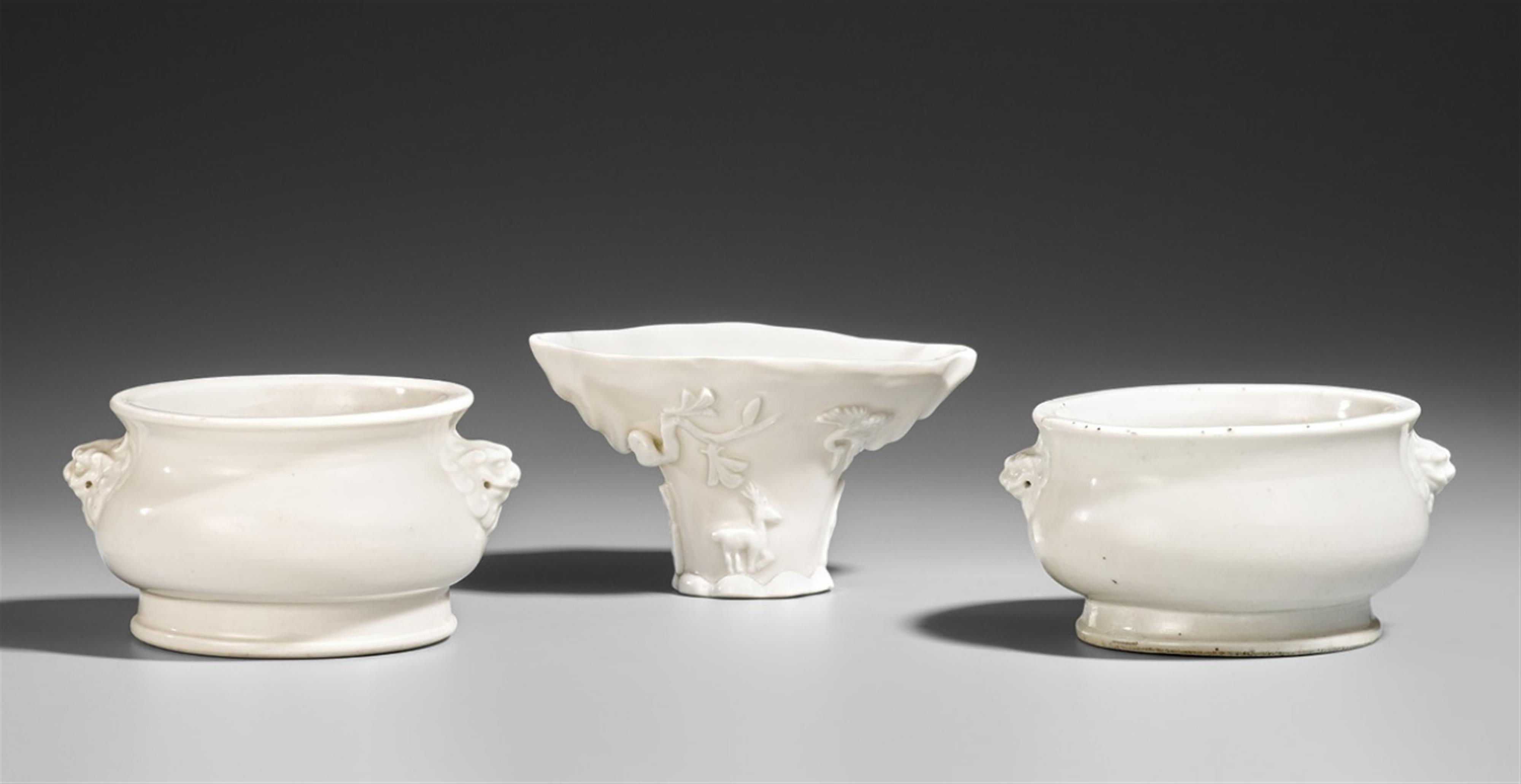 Zwei blanc de Chine-Weihrauchbrenner und ein Nashhornbecher. Dehua. Kangxi-Periode (1662–1722) - image-1