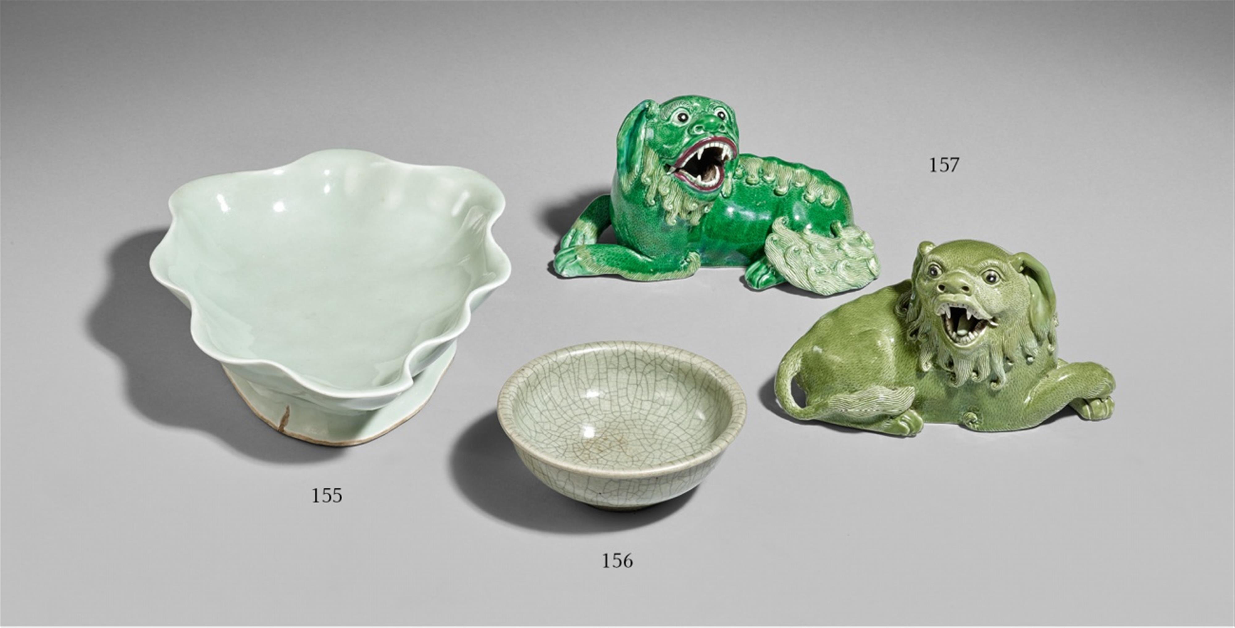 A leaf-shaped celadon-glazed bowl. 19th century - image-1