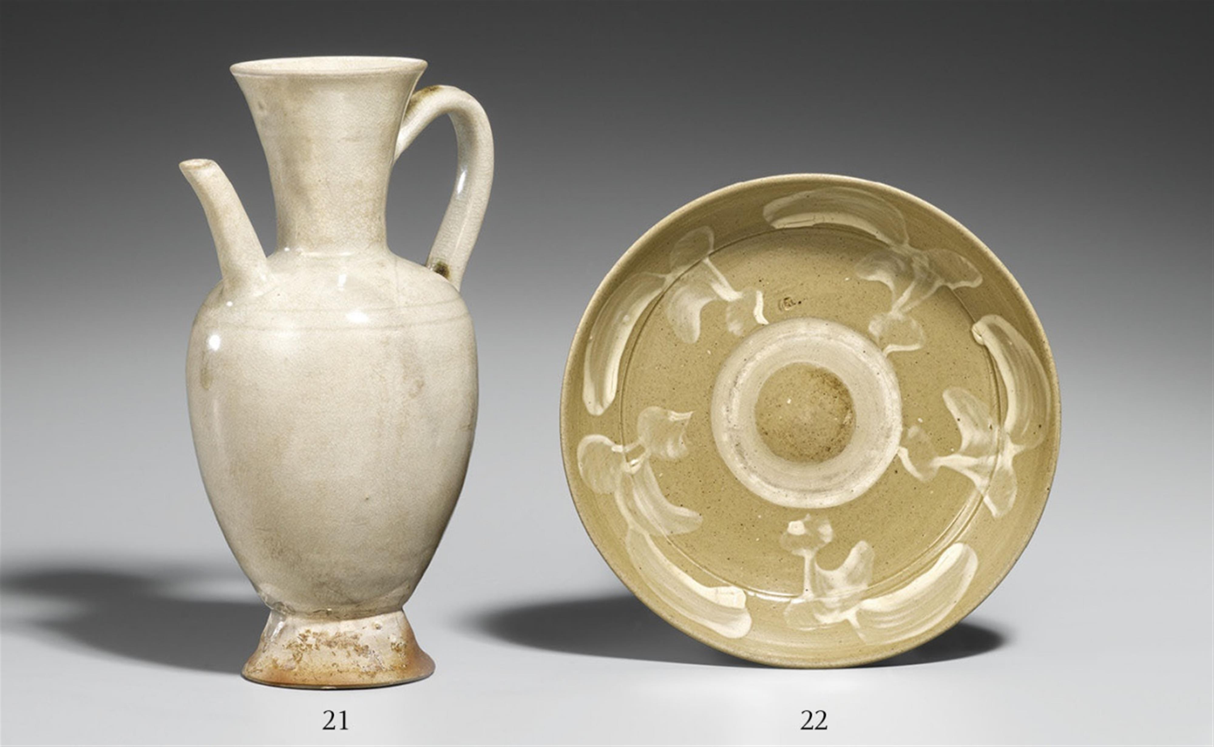 A greyish stoneware ovoid ewer. 10th century - image-1