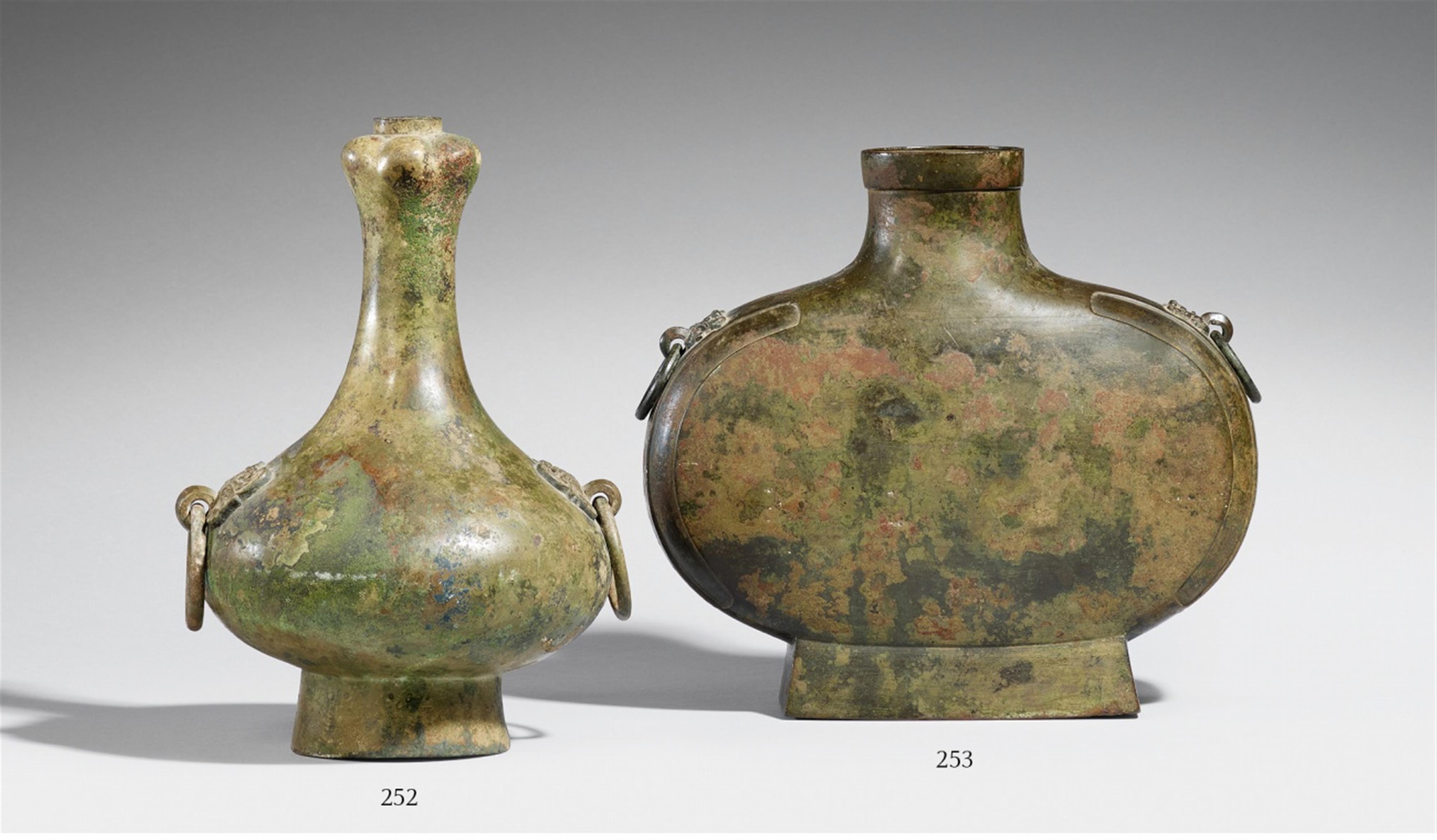 Weinflasche vom Typ bianhu. Bronze. Im Stil der Han-Zeit - image-1