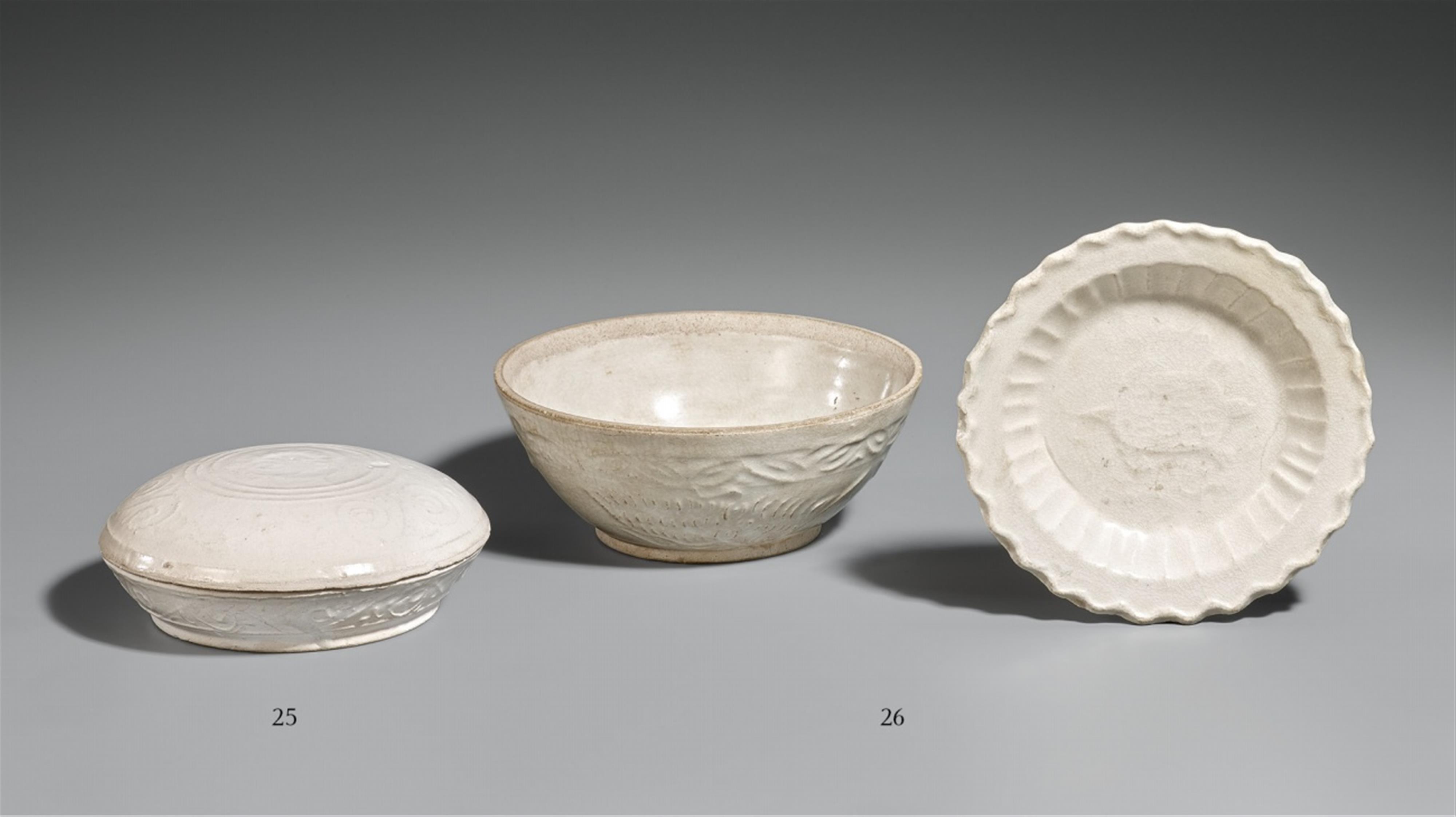 A small bowl and a small dish with porcelaneous body and creamy glaze. 12th-14th century - image-1