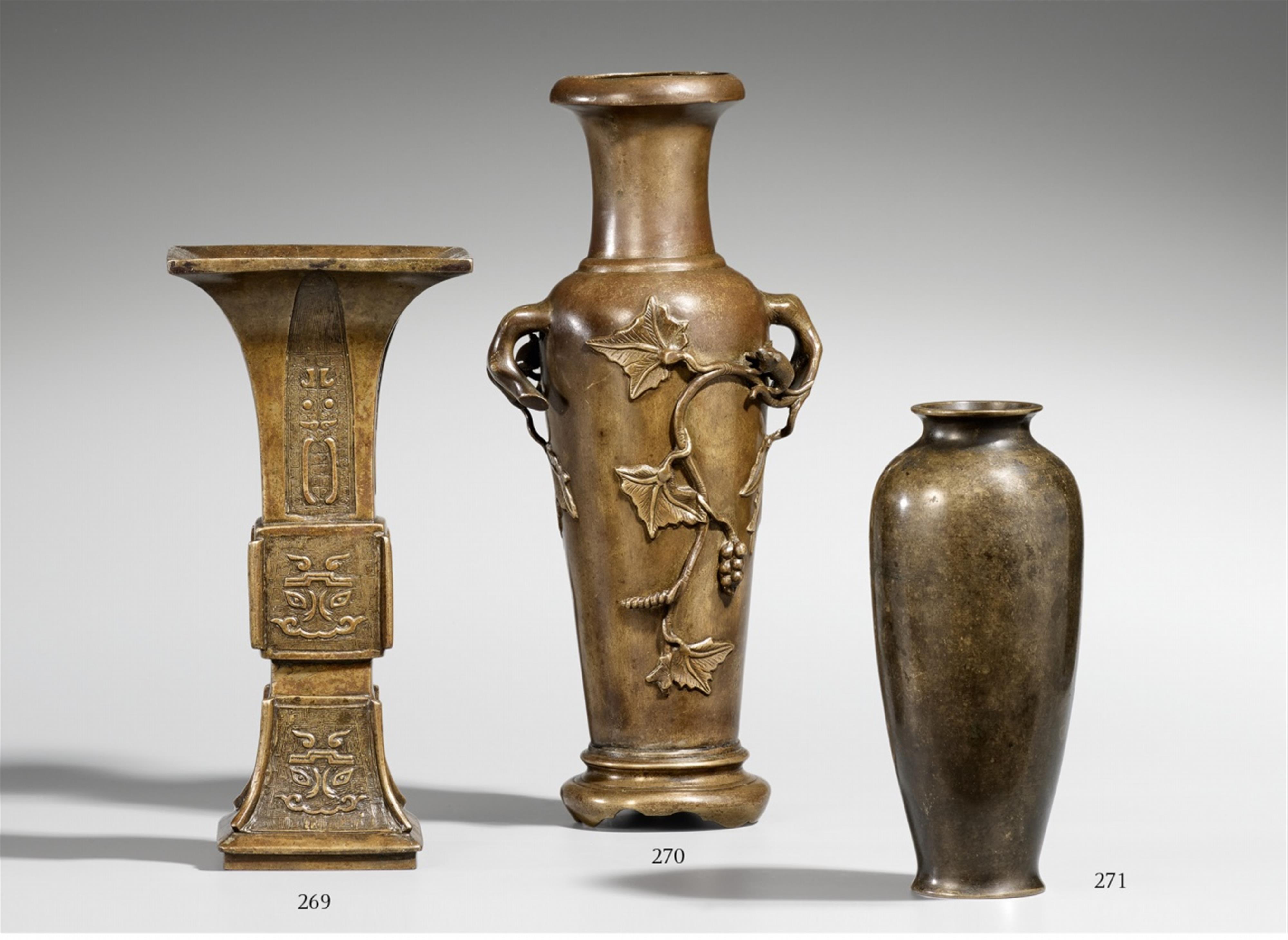 A bronze vase. 18th/19th century - image-1