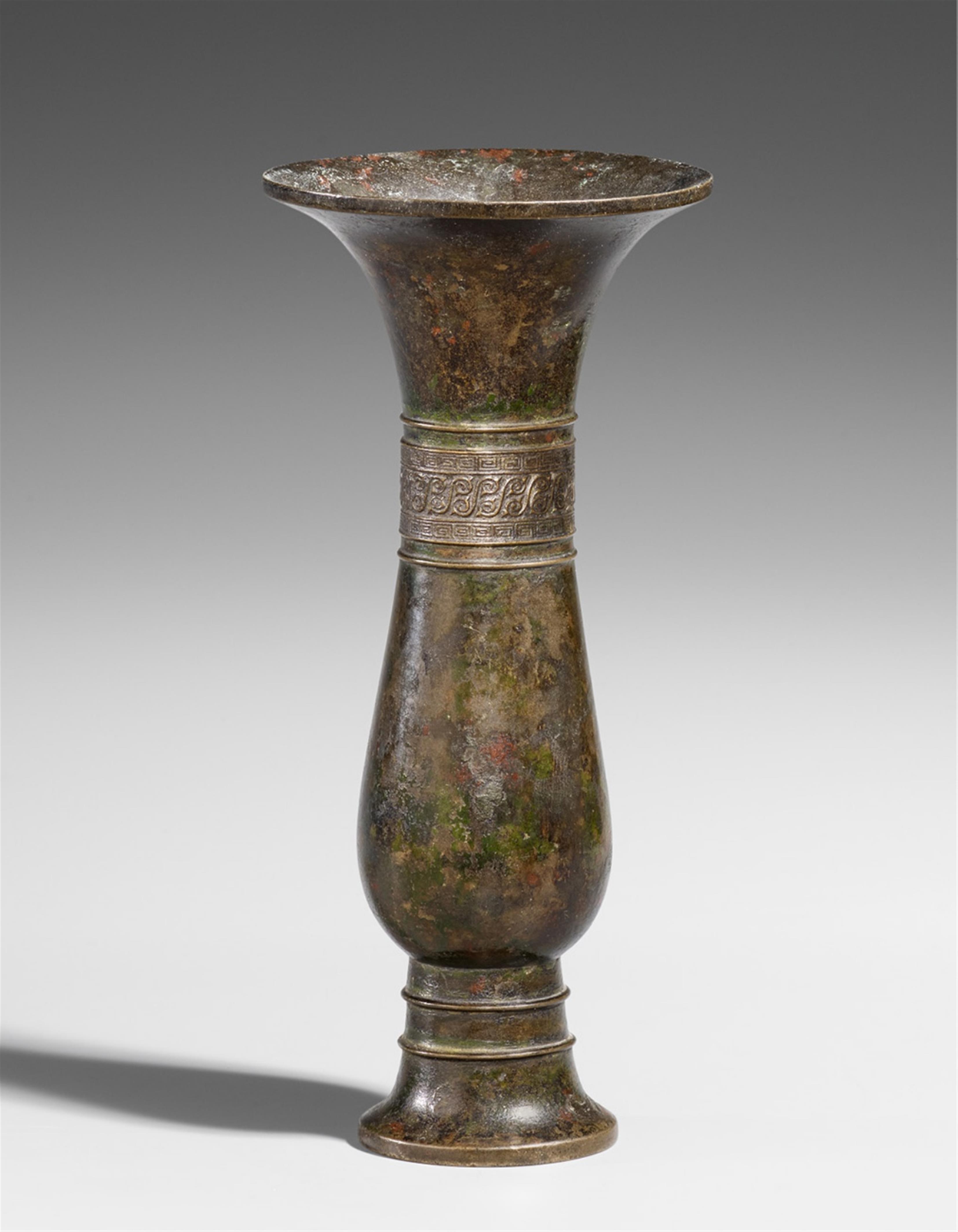 A slender bronze vase. 17th/18th century - image-1