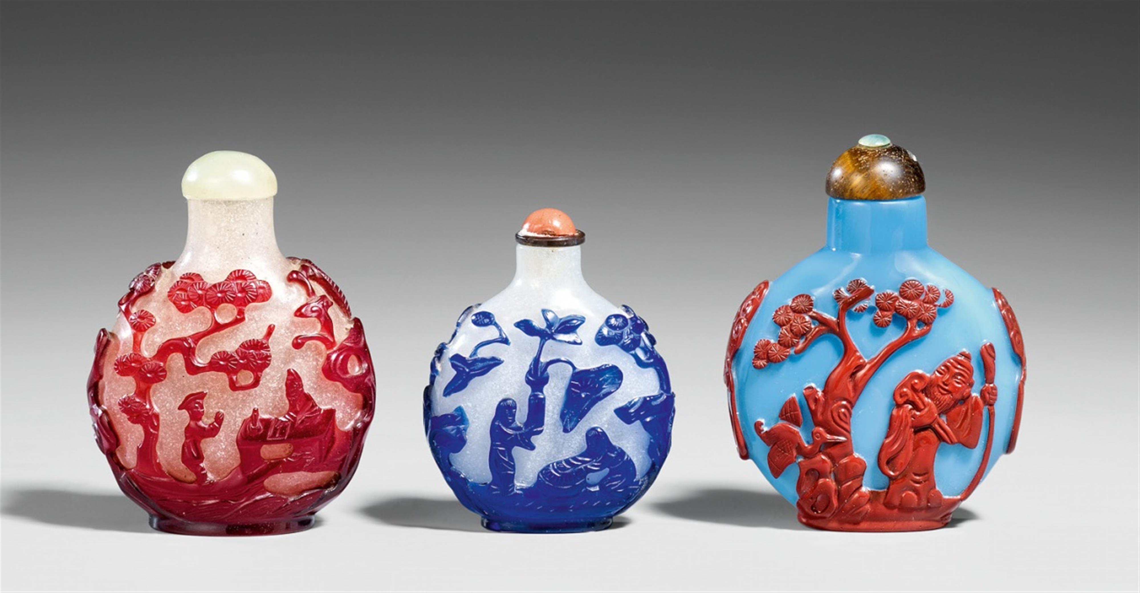 Three glass snuff bottles. 19th/20th century - image-1