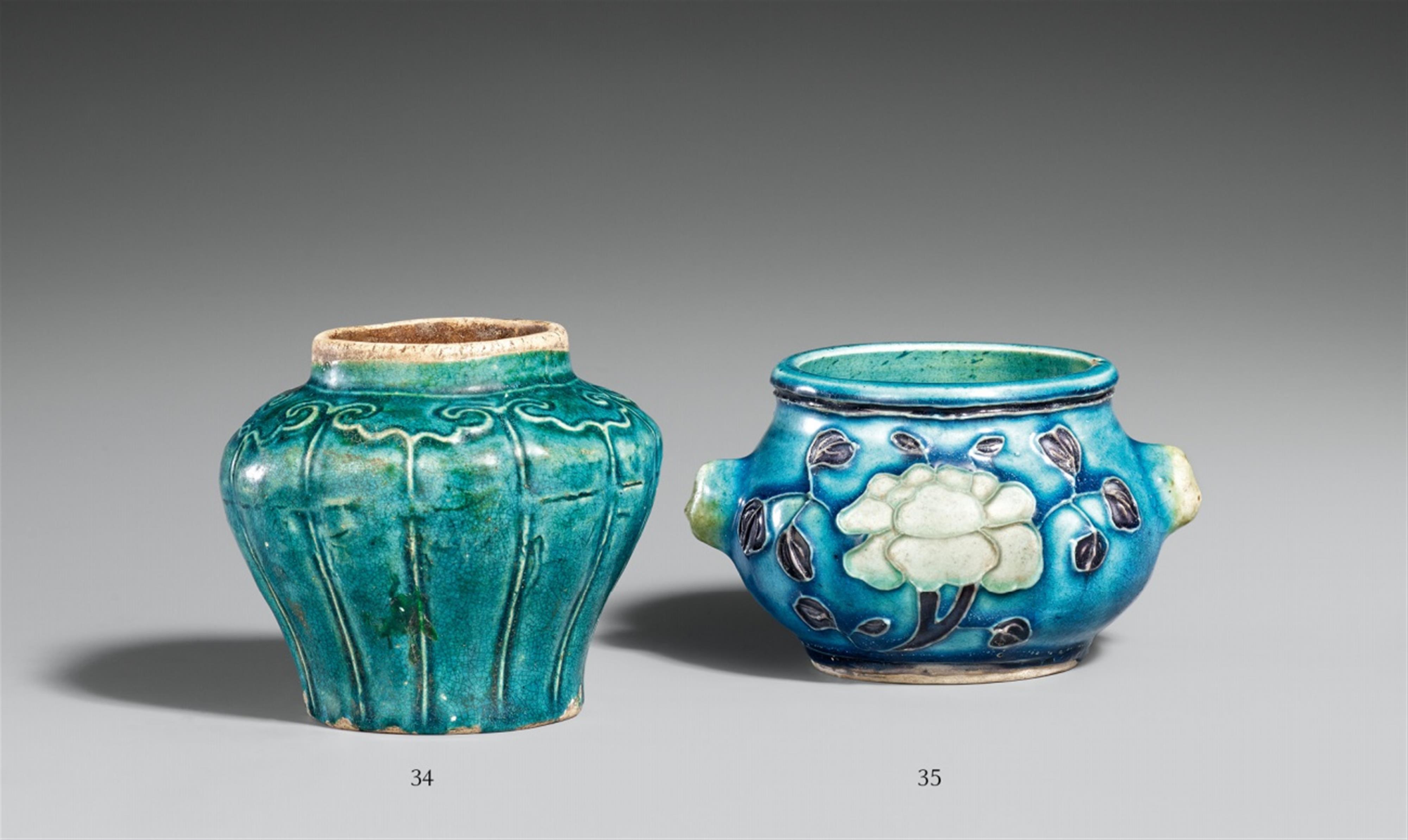 A turquoise-glazed vertically ribbed buff pottery jar. Ming dynasty, 16th/17th century - image-1