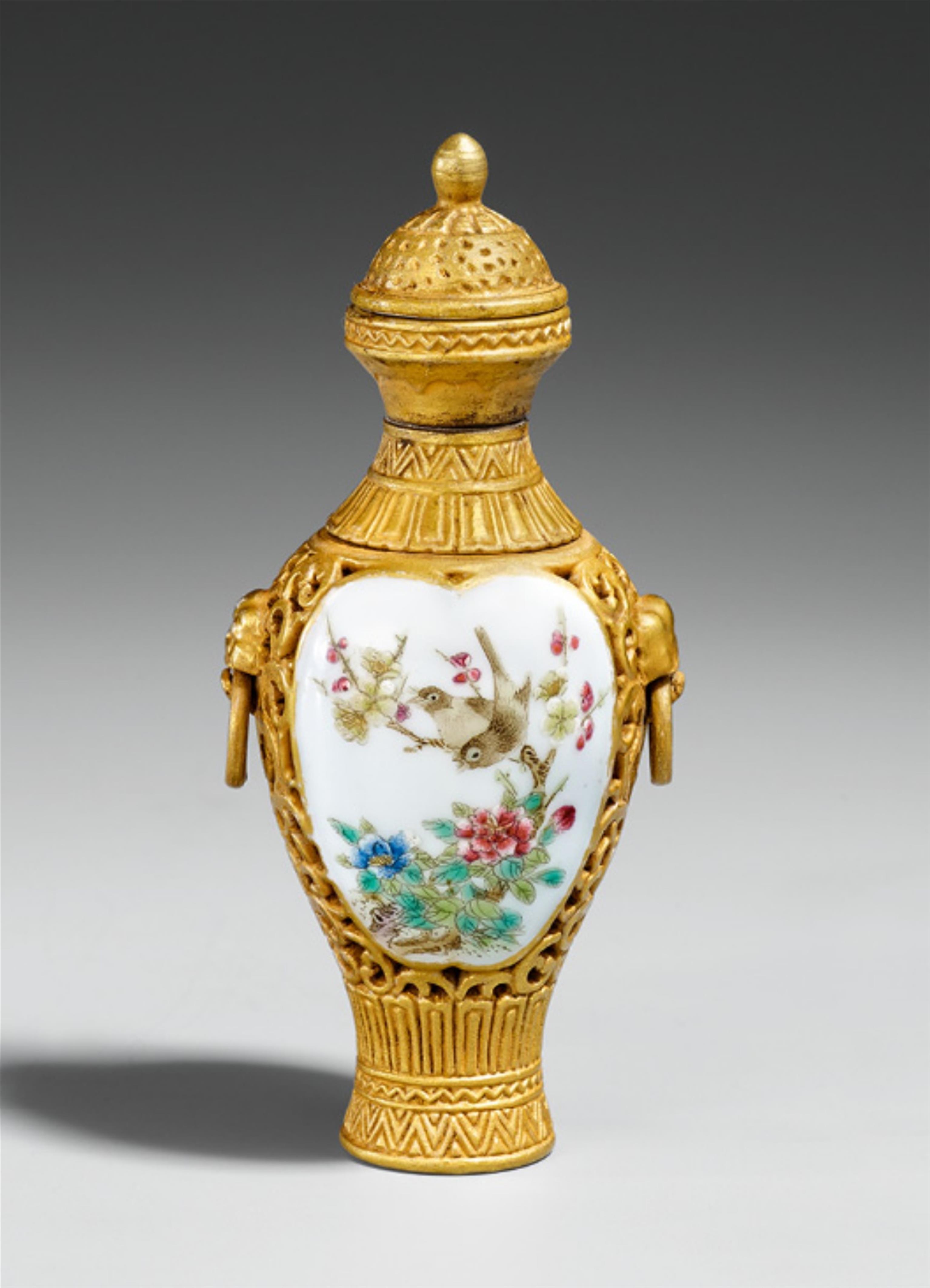 A porcelain snuff bottle. 20th century - image-1