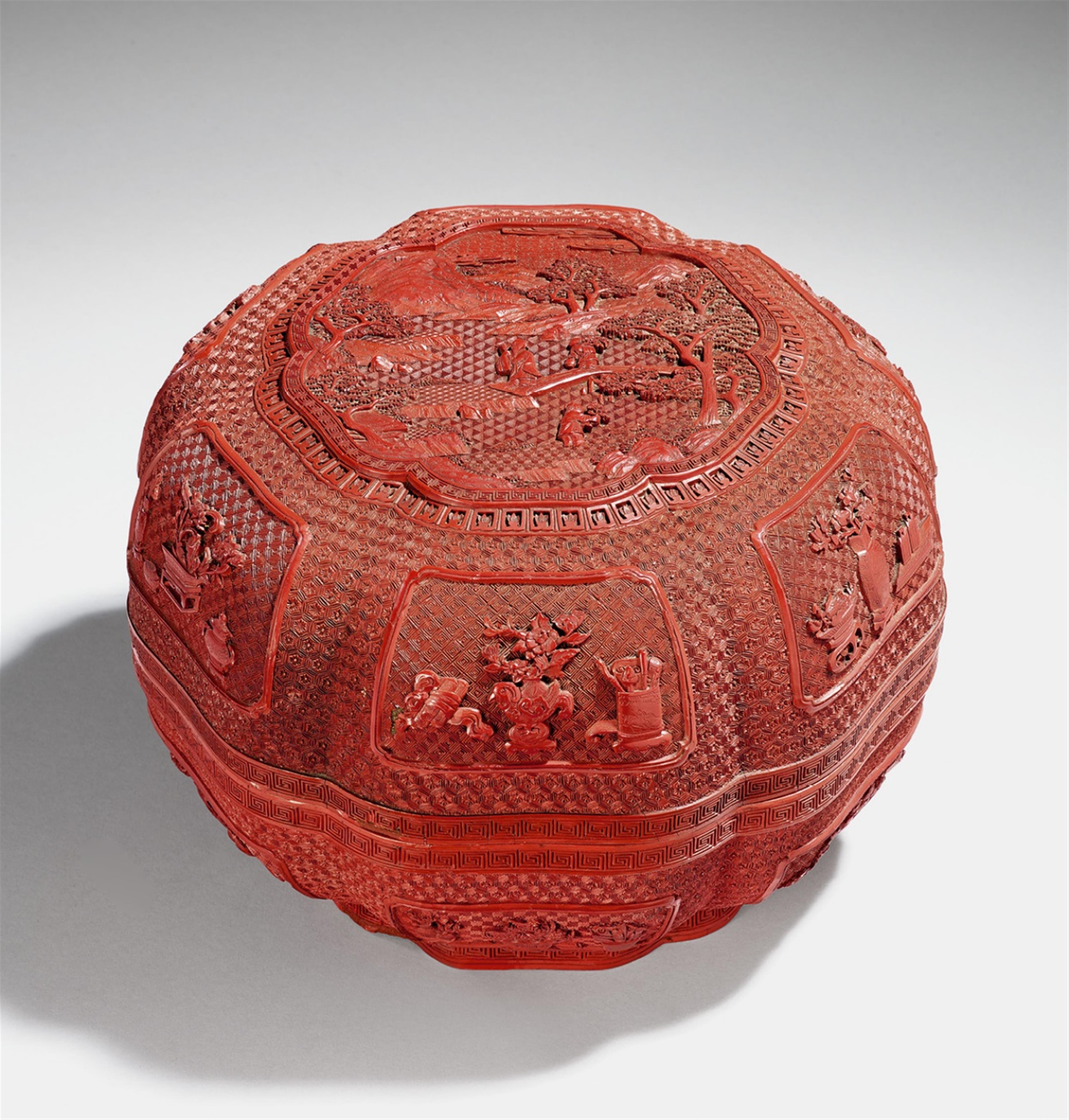 A large red lacquer box and cover. 18th/19th century - image-1