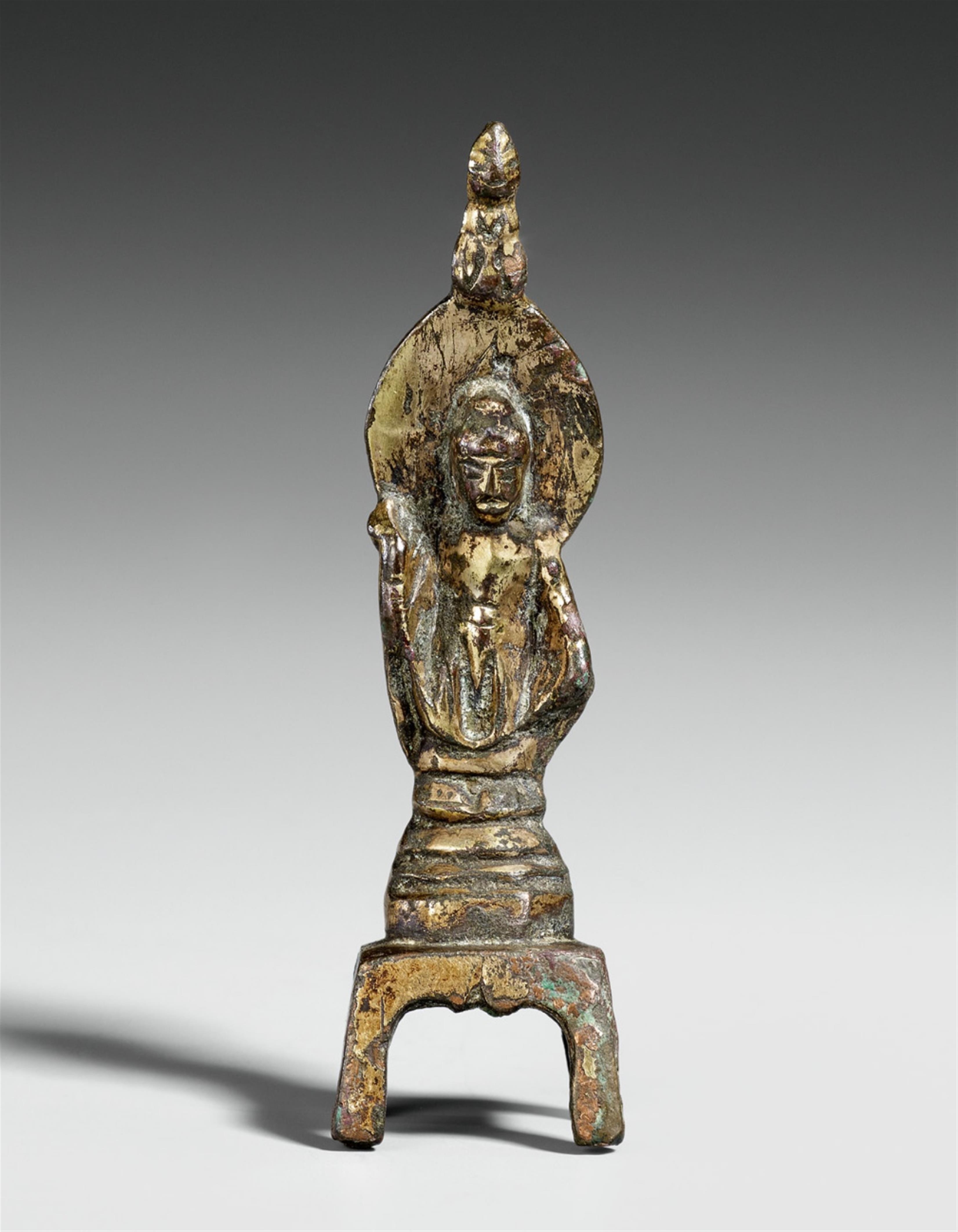 Sehr kleine Stele eines Guanyin. Bronze, vergoldet. Sui-/Tang-Zeit - image-1