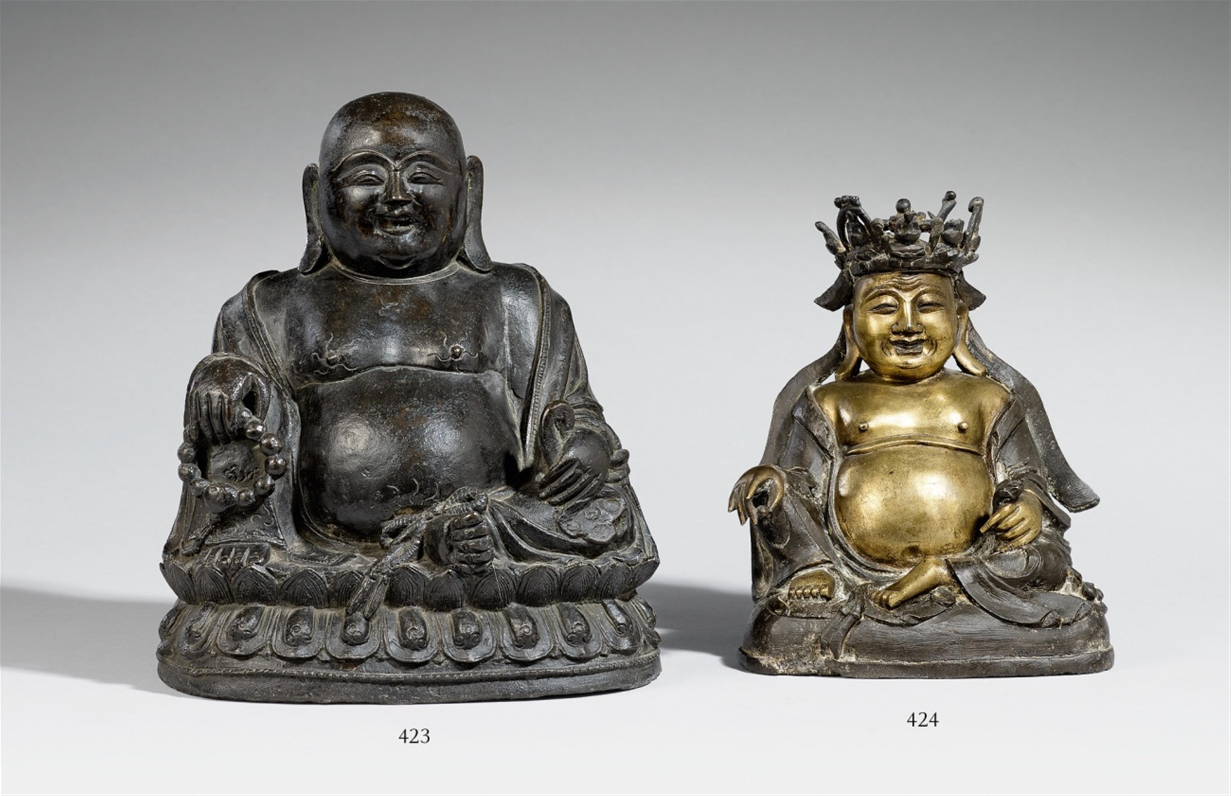 Bekrönter und lächelnder Milefo, auch Budai. Bronze. Qing-Zeit - image-1
