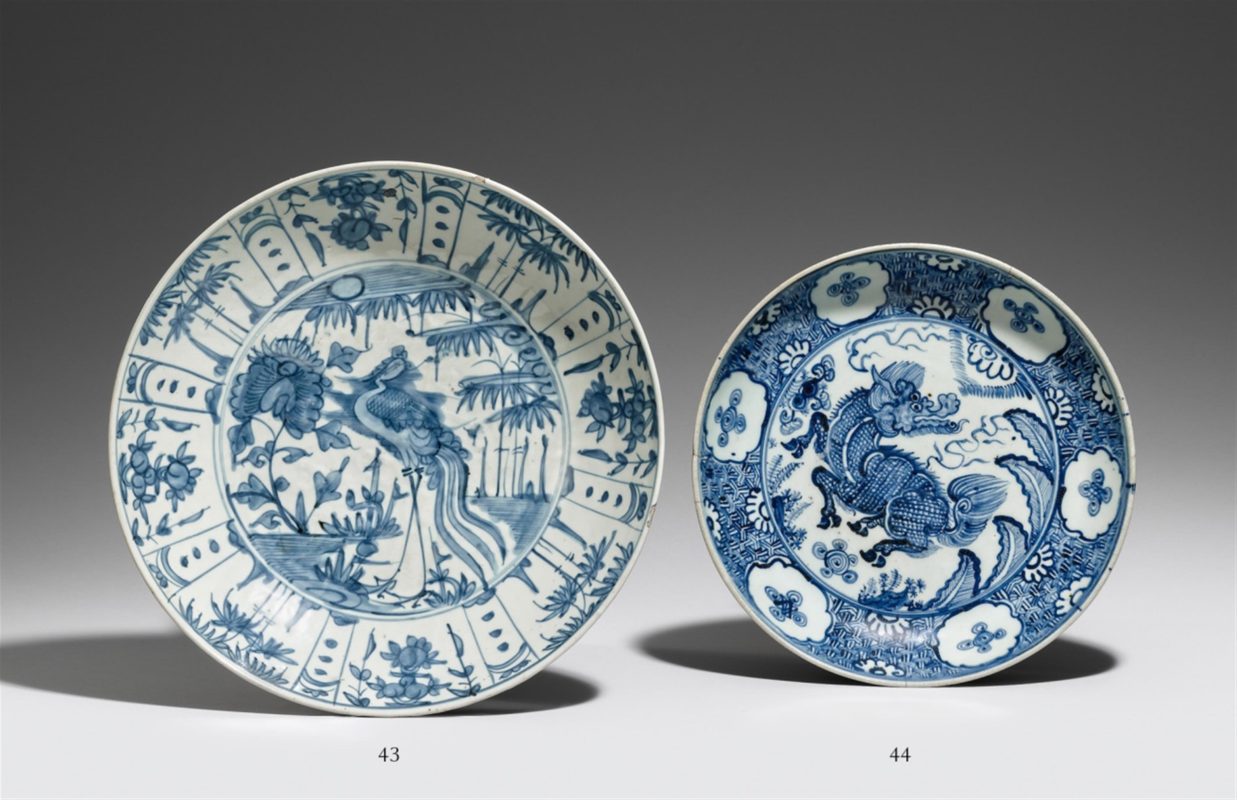 A blue and white Swatow dish. Zhangzhou (Swatow). 16th/17th century - image-1