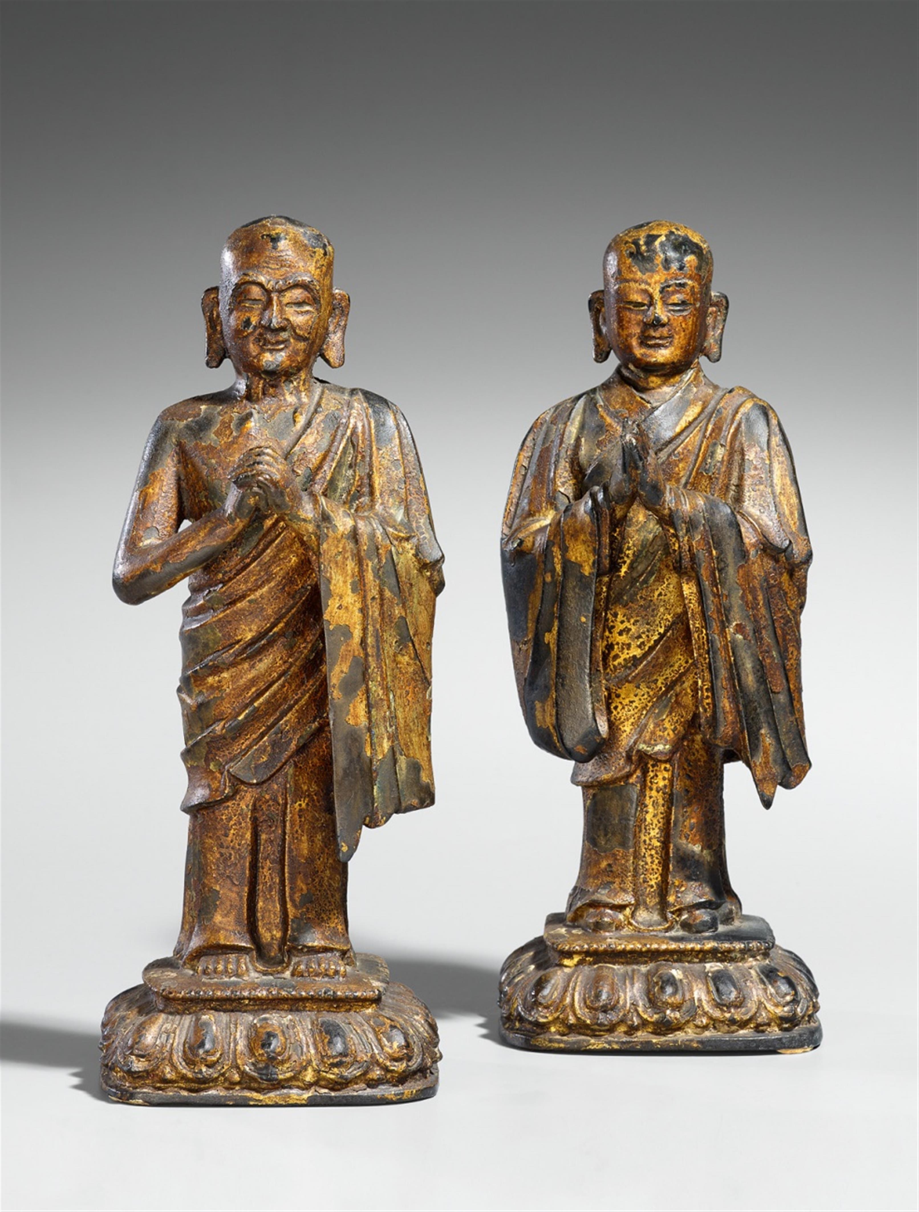 Two lacquered and gilded bronze figures of luohan Ananda und Mahakasyapa. Qing dynasty - image-1