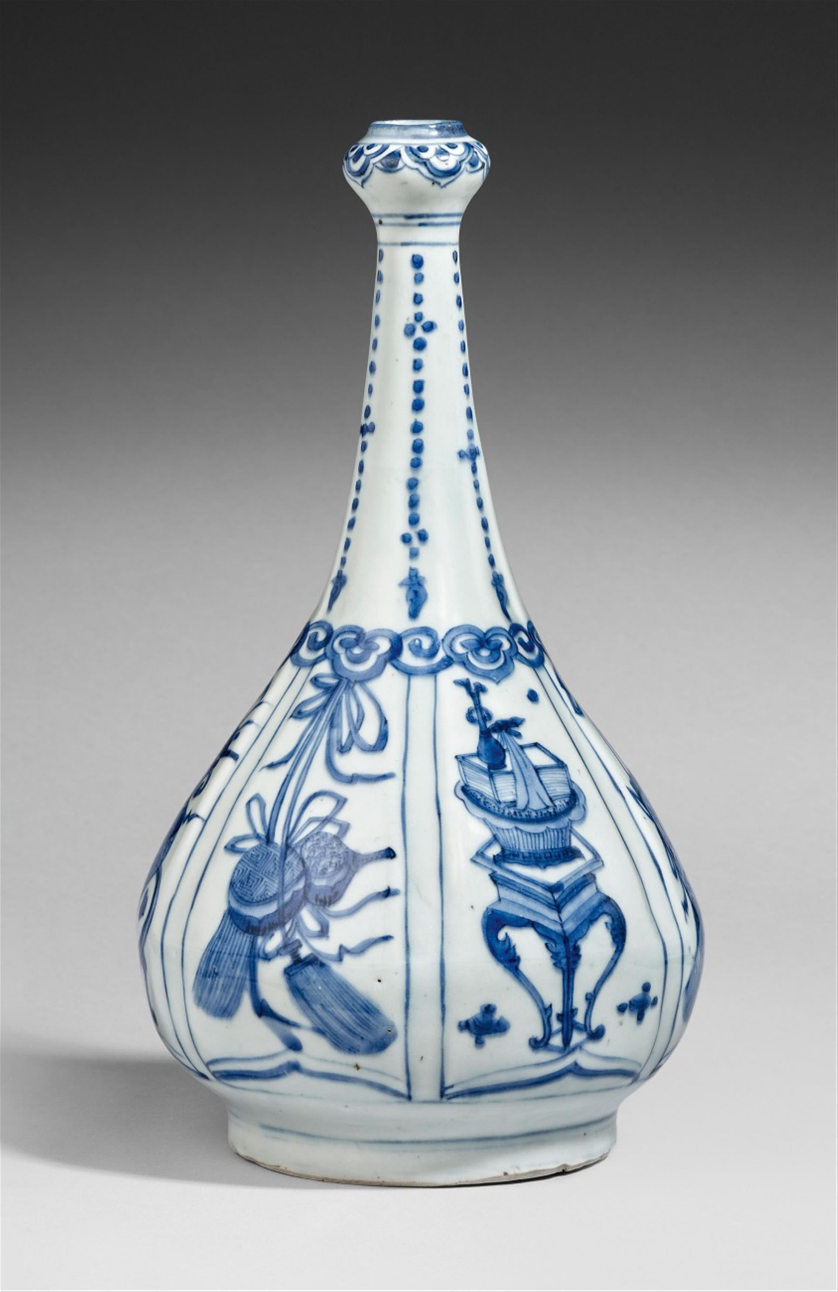 A blue and white pear-shaped bottle vase. Wanli period (1572–1620) - image-1