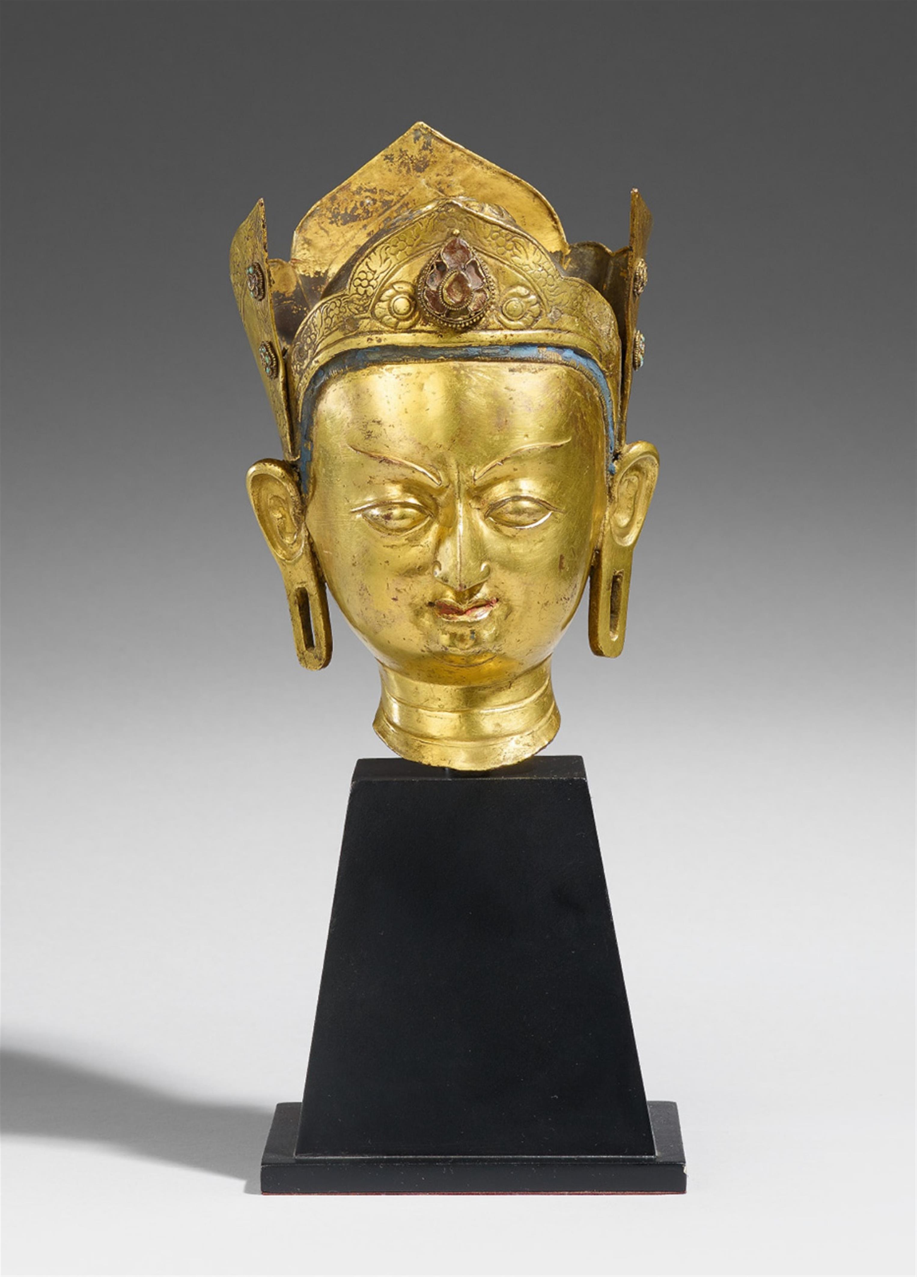 A Tibetan gilt bronze head of Padmasambhava. Possibly 18th century - image-1