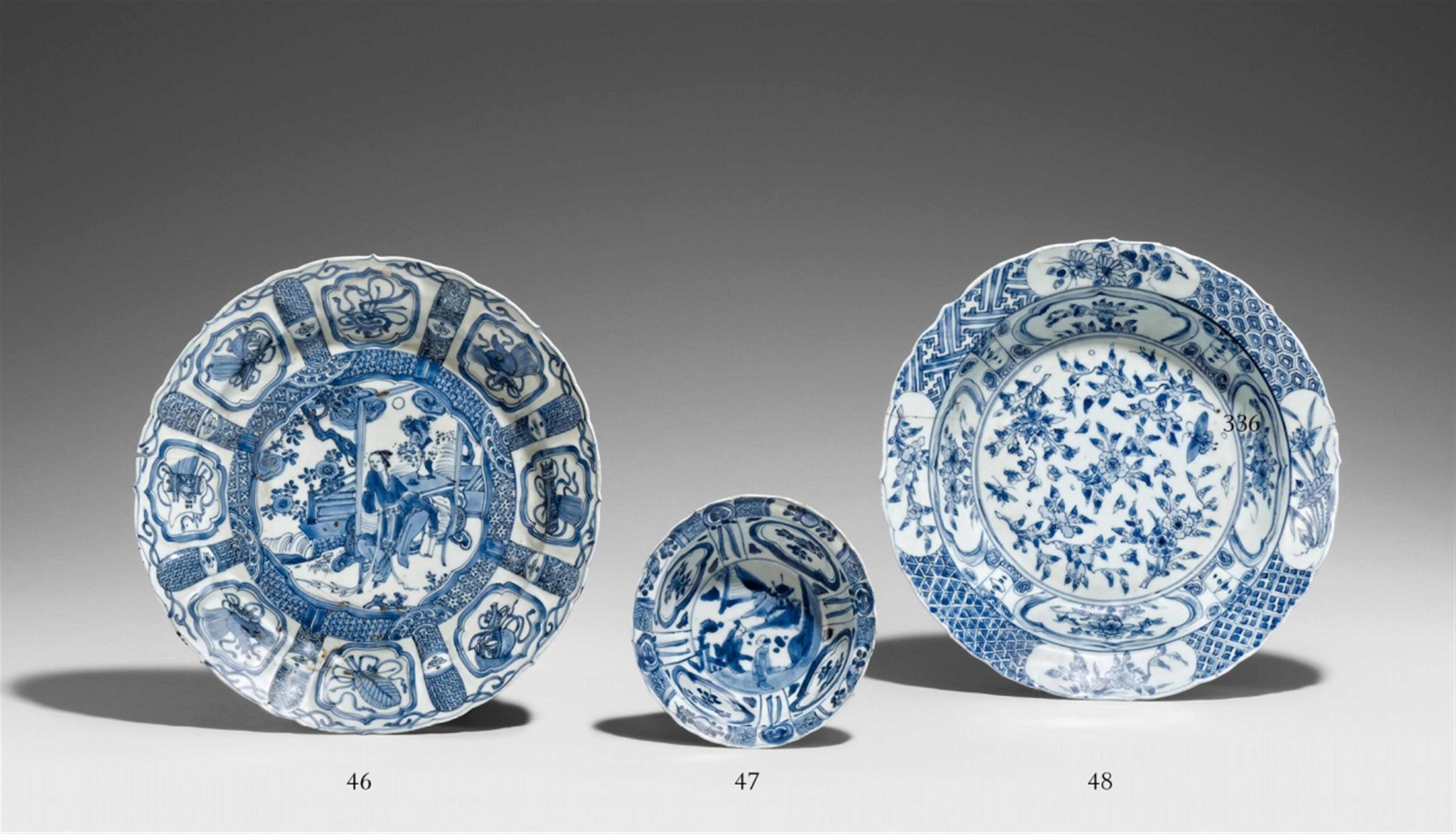 A blue and white dish. 17th century - image-1