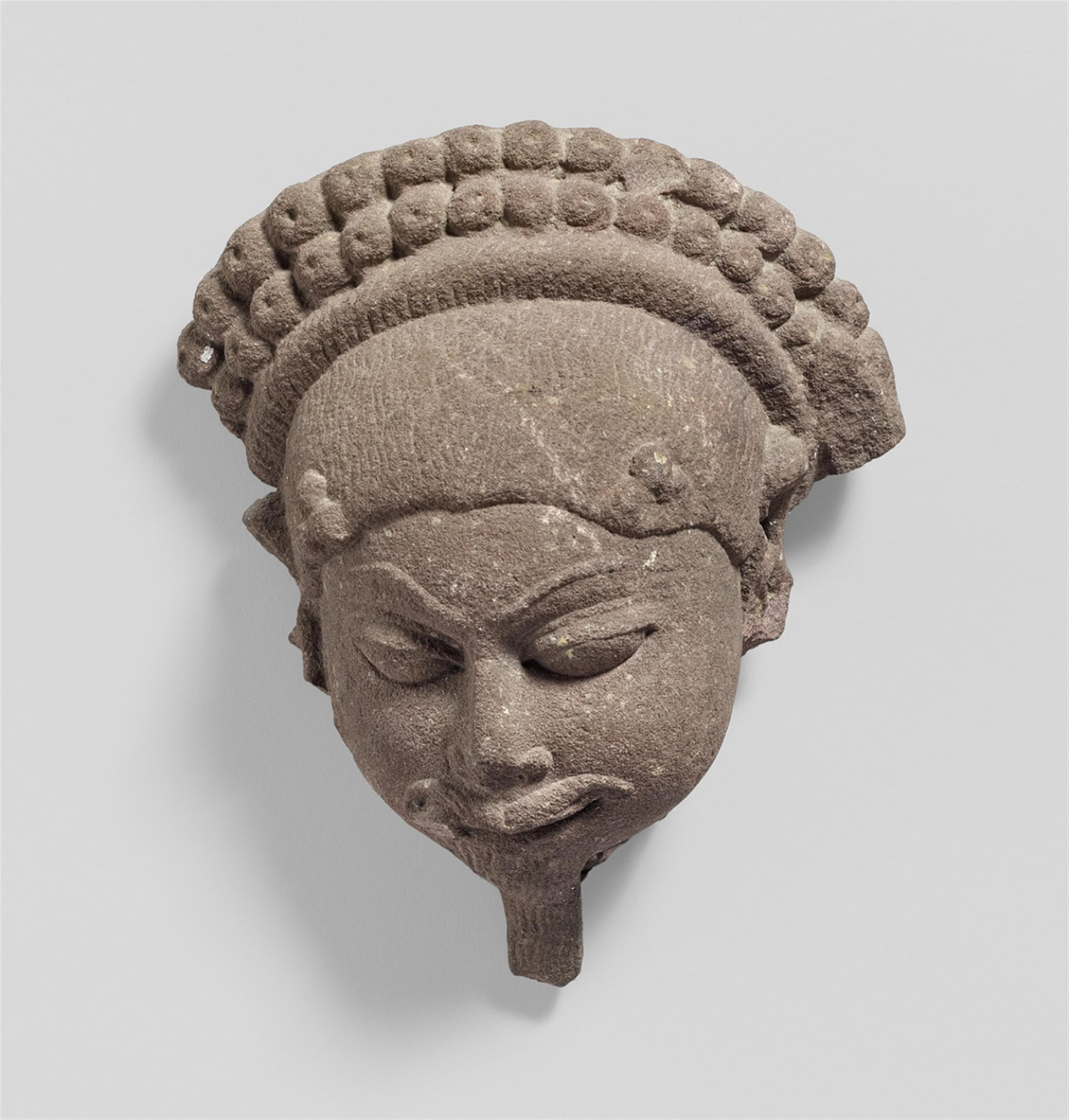 Kopf eines bärtigen Mannes. Rosafarbener Sandstein. Zentral-Indien. Wohl 9.-12. Jh. - image-1