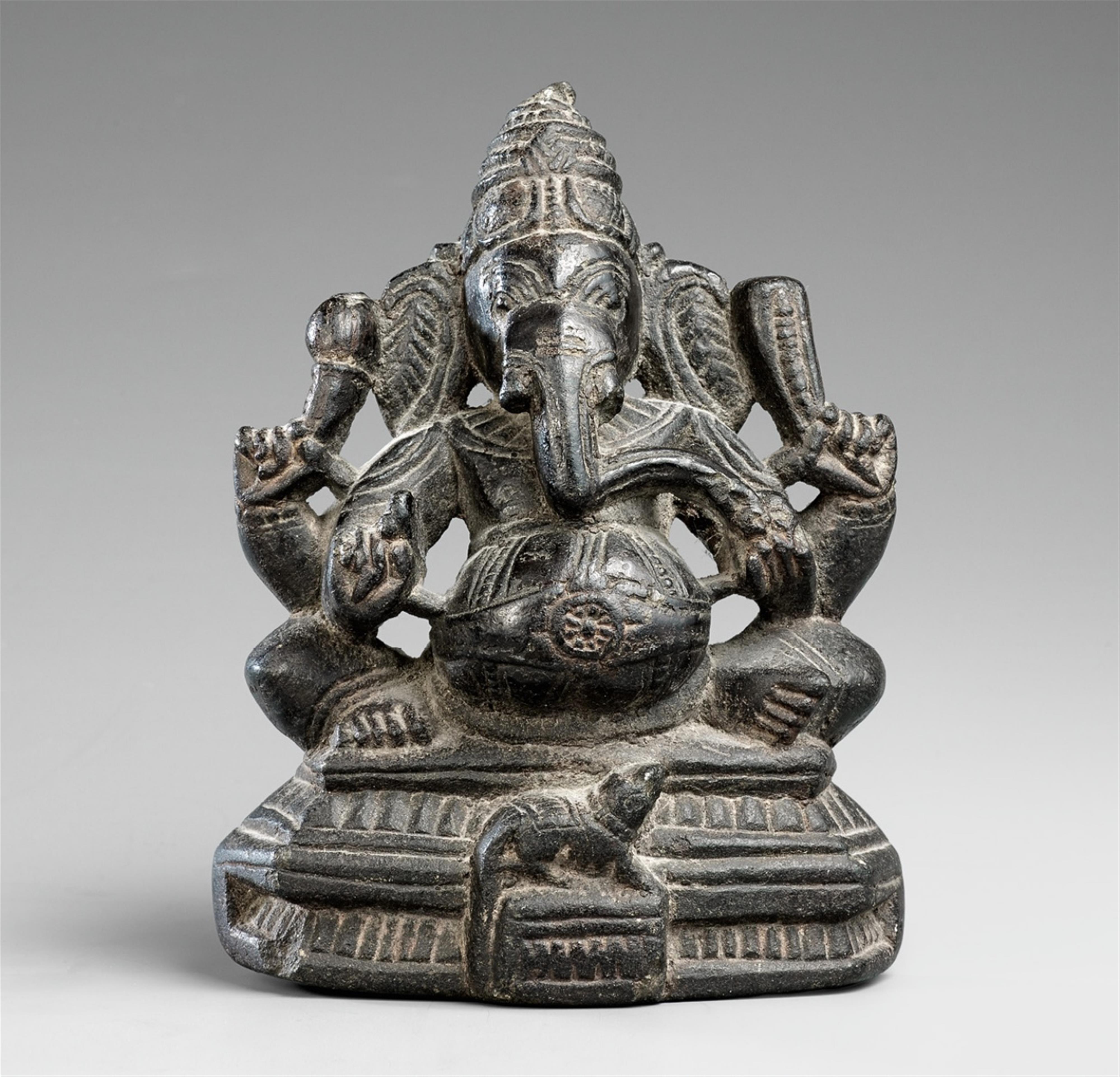 Kleine Figur eines vierarmigen Ganesha. Schwarzer Stein. Indien, Rajasthan. 18./19. Jh. - image-1