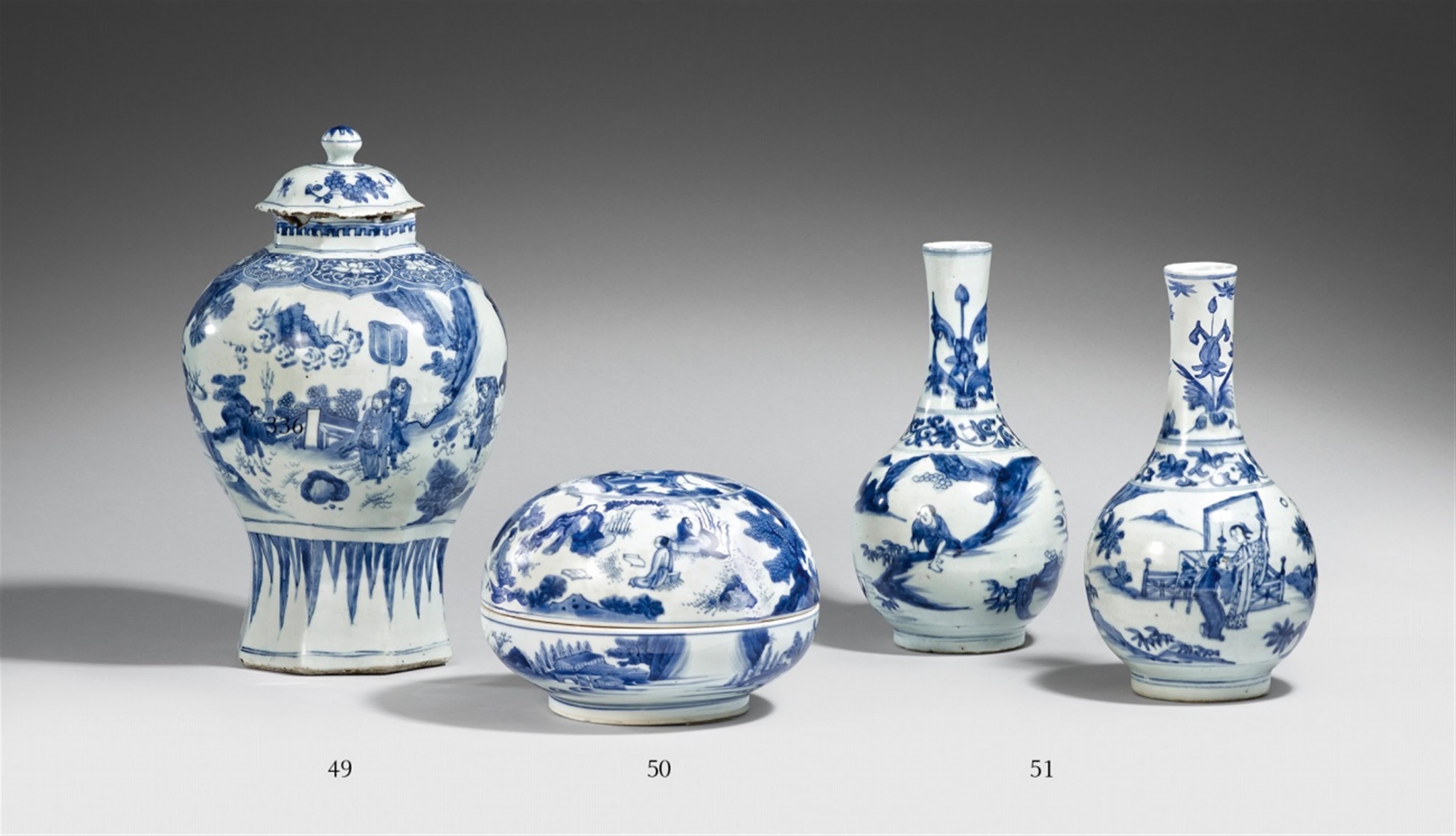 A pair of blue and white globular vases with long neck. Transitional period, mid-17th century - image-1