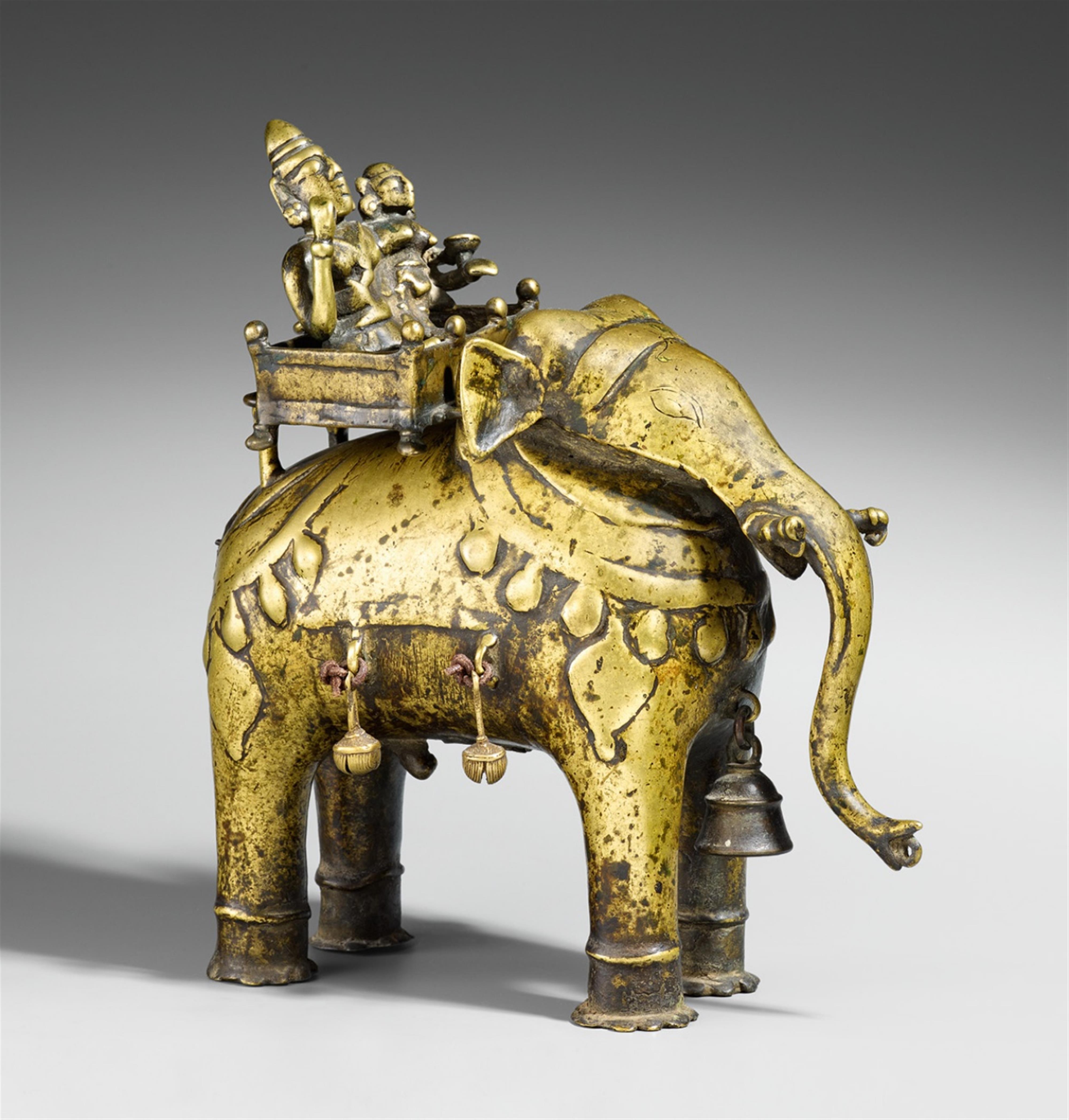 A Maharashtra brass elephant with Shiva und Parvati. 18th century - image-1