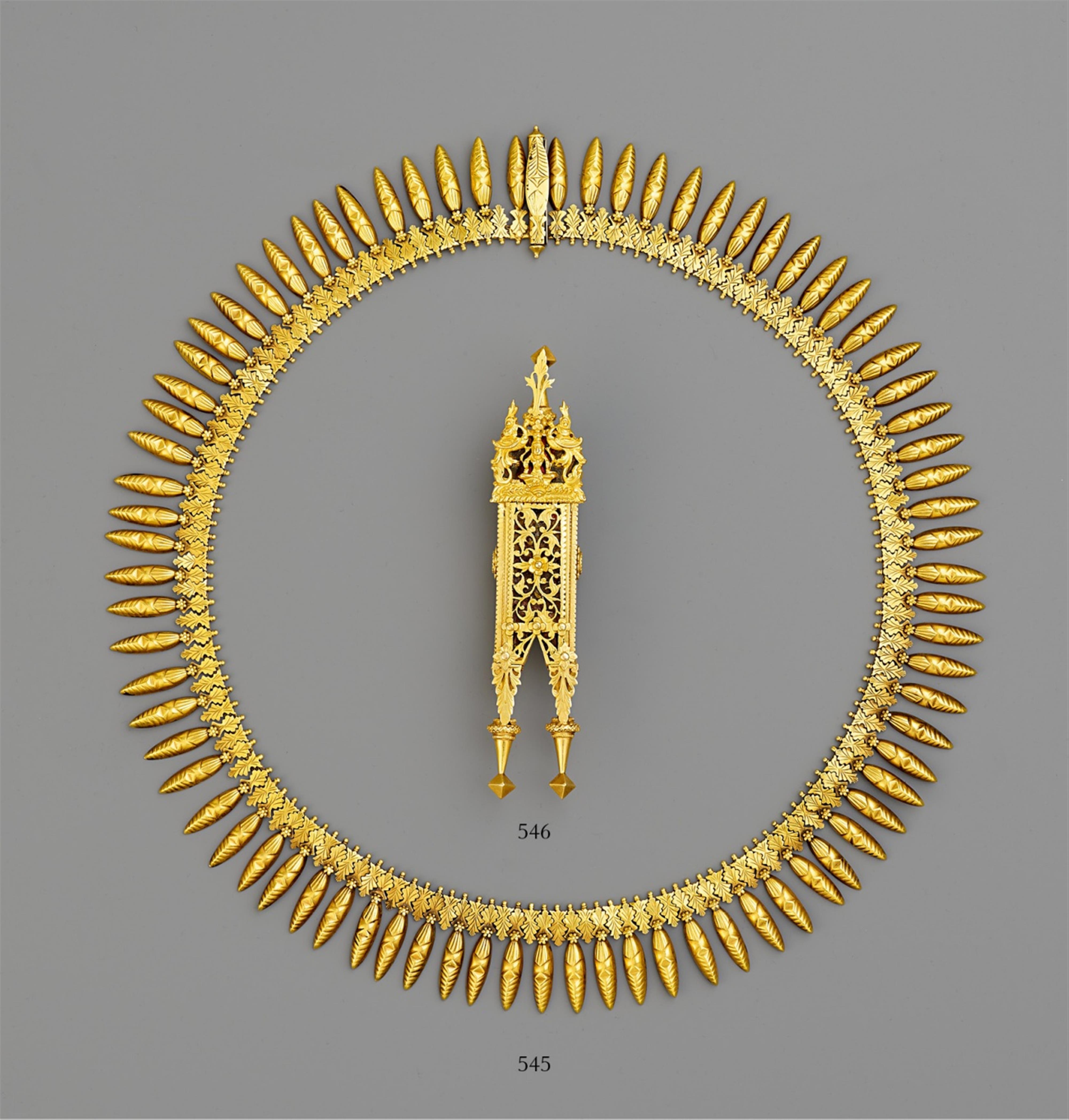 A gold necklace. Southern India, Tamil Nadu. 20th century - image-1
