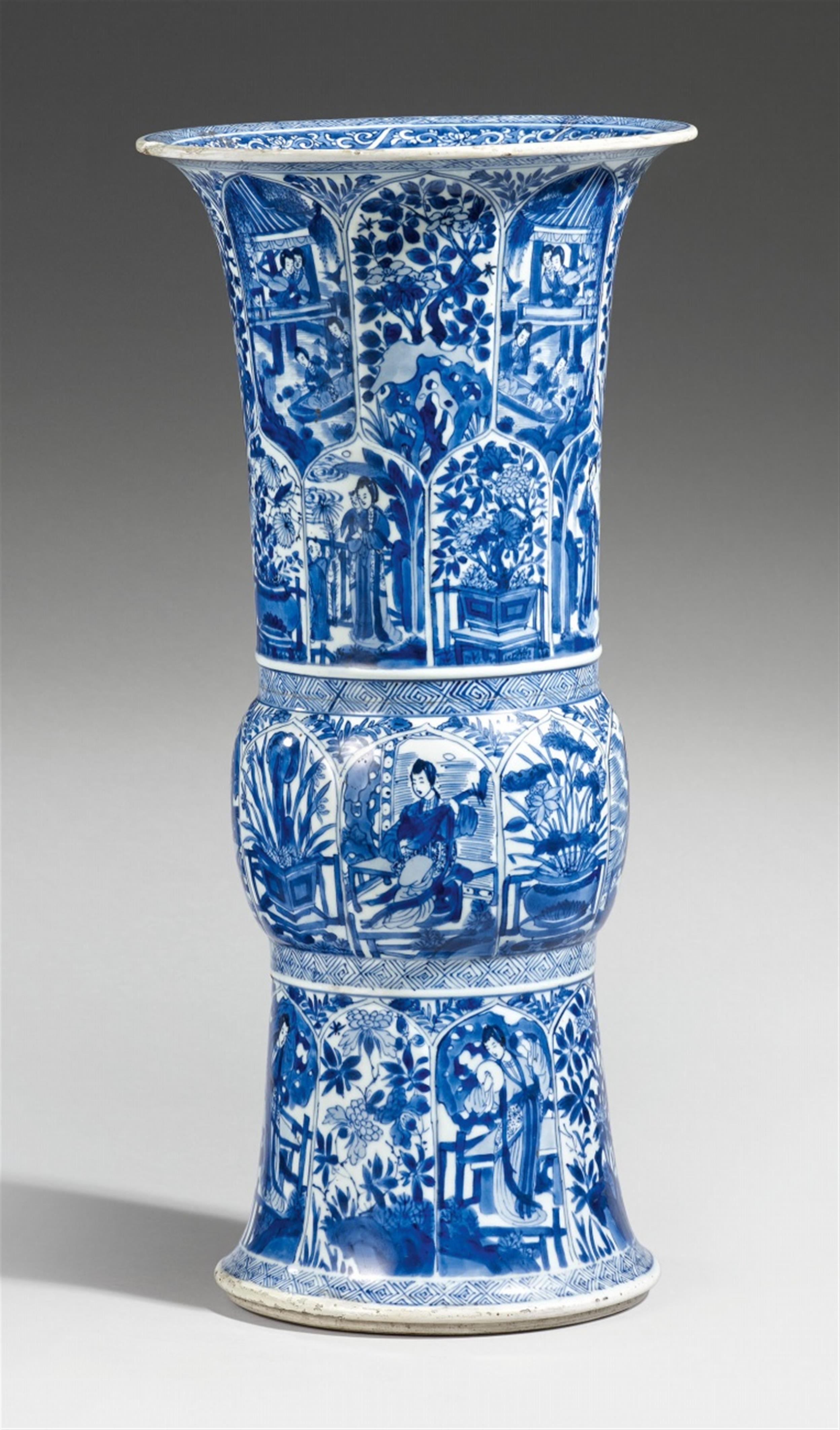 Blau-weiße Vase von gu-Form. Kangxi-Periode (1662-1722) - image-1