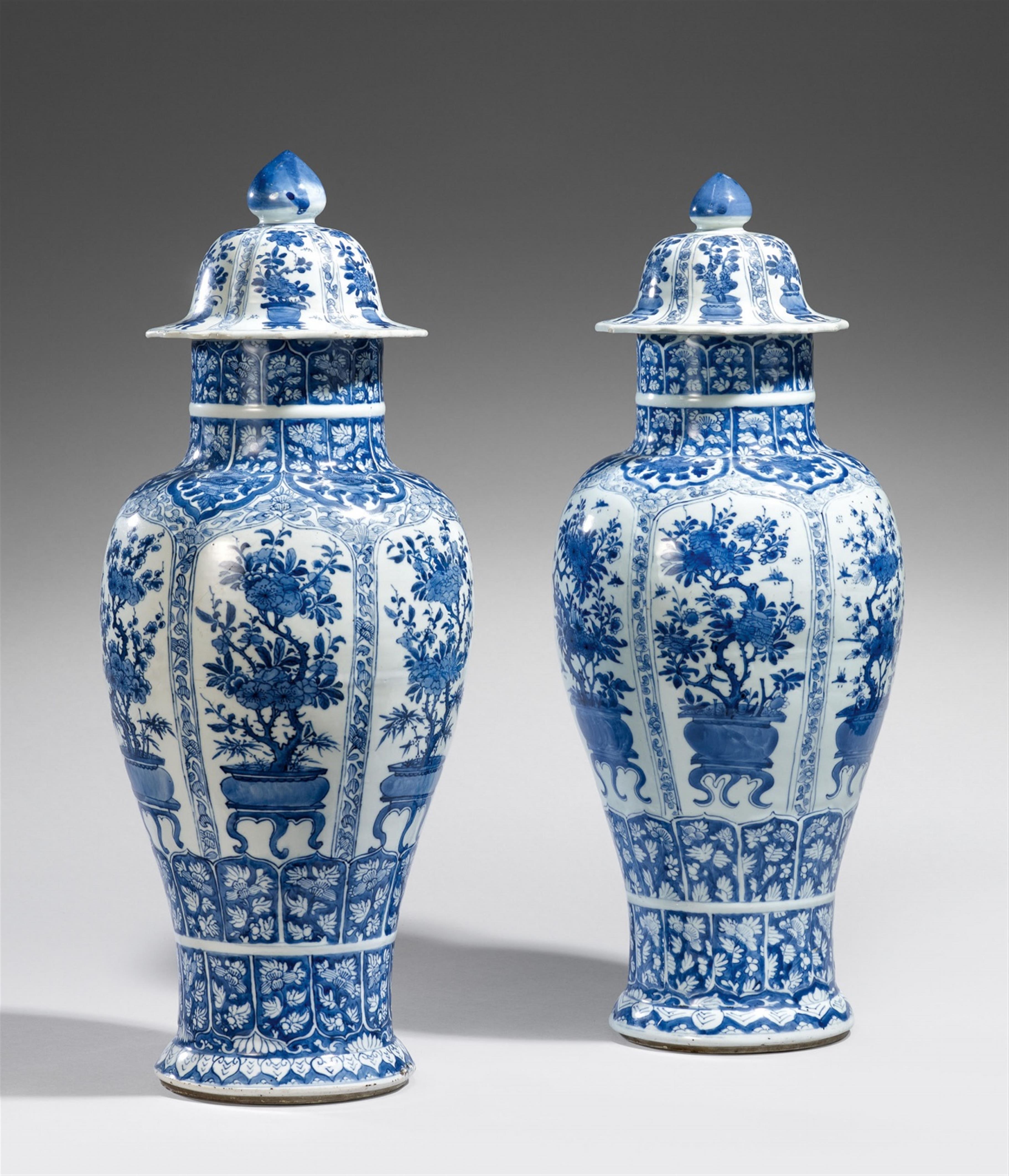 Paar blau-weiße Deckelvasen. Kangxi-Periode (1662-1722) - image-1