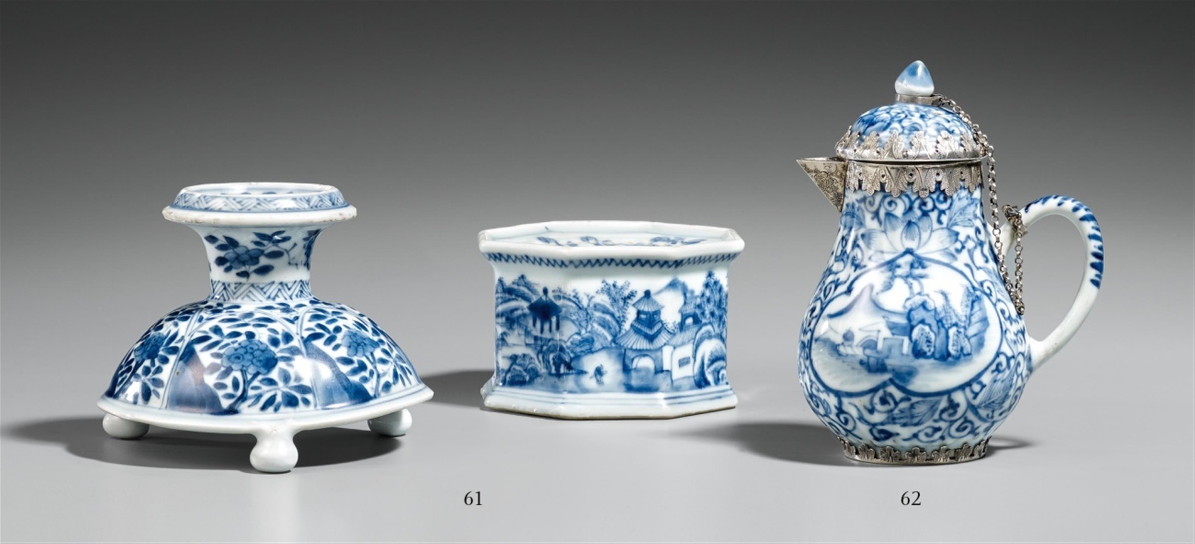 A blue and white teapot. 18th century. - image-1