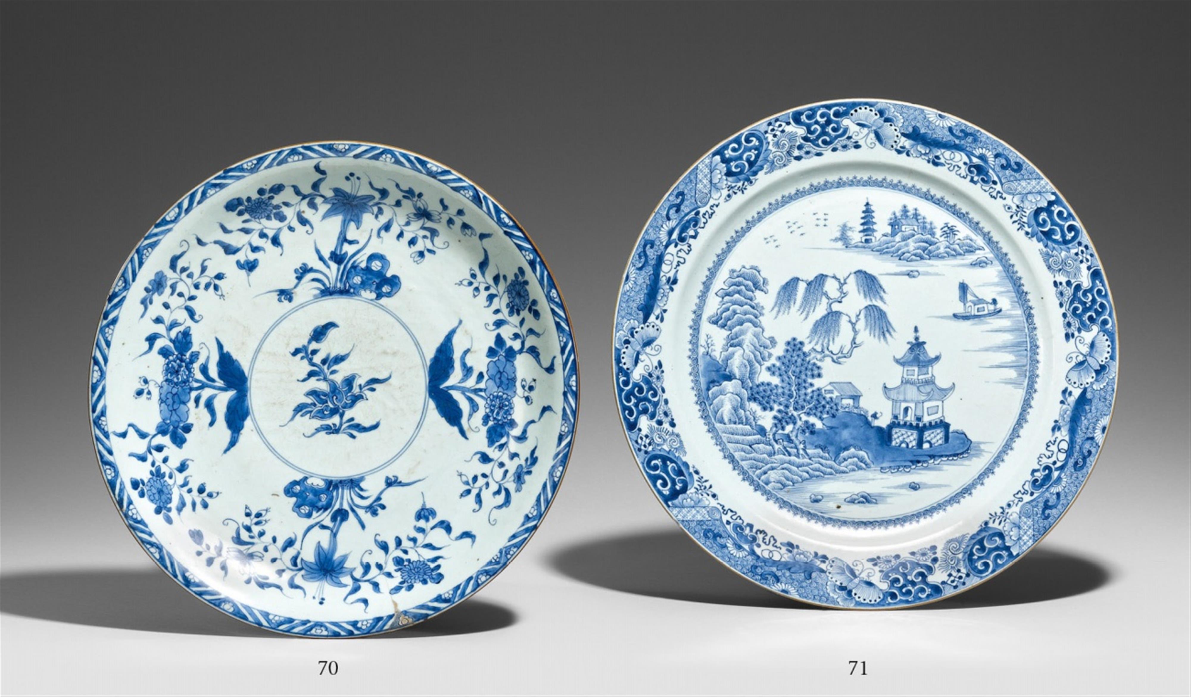 A blue and white dish. 18th century - image-1