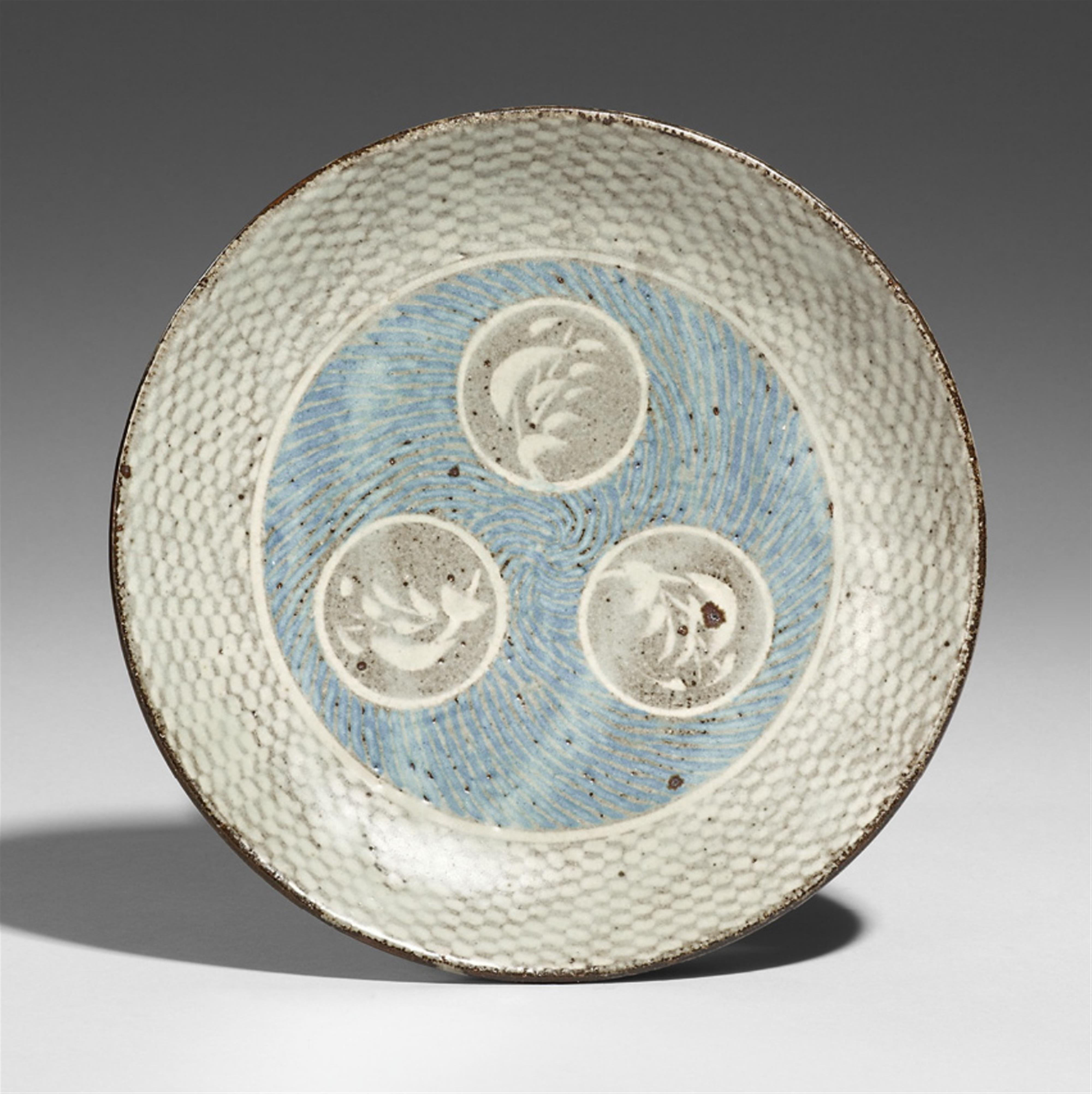A shallow bowl by Shimaoka Tatsuzô (1919-2007). Ca. 1980 - image-1