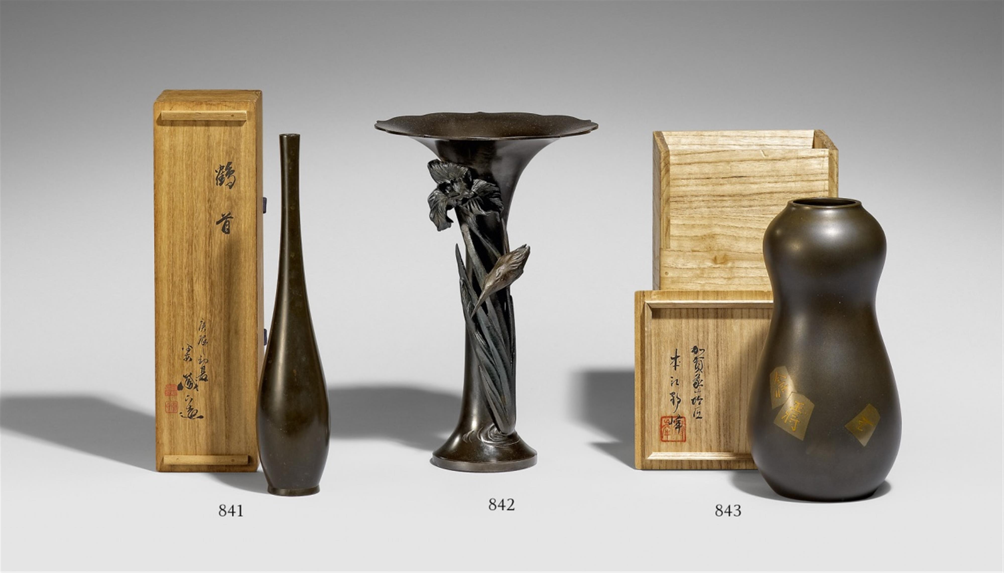 A Kaga zôgan bronze flower vase. 20th century - image-1