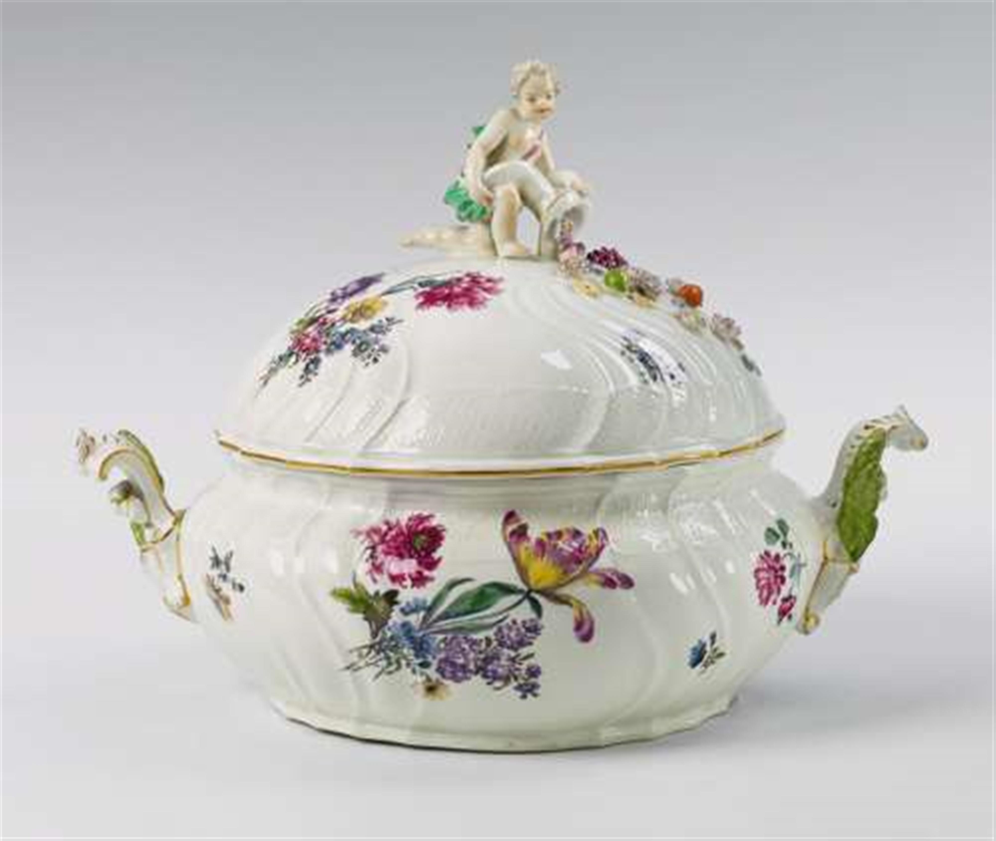 A Meissen porcelain "Neu-Ozier" tureen and cover. - image-2