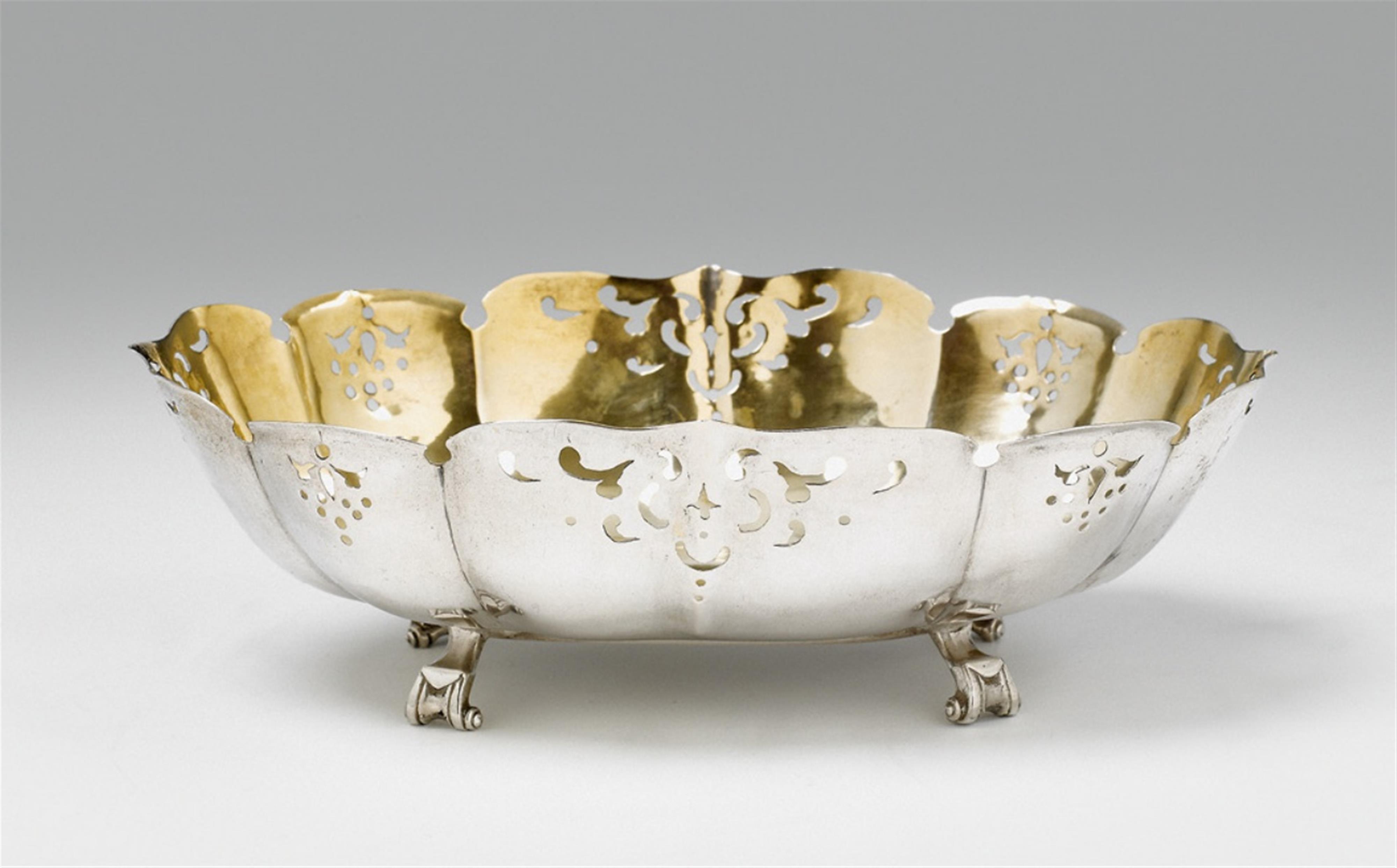 A Görlitz interior gilt silver dish - image-1