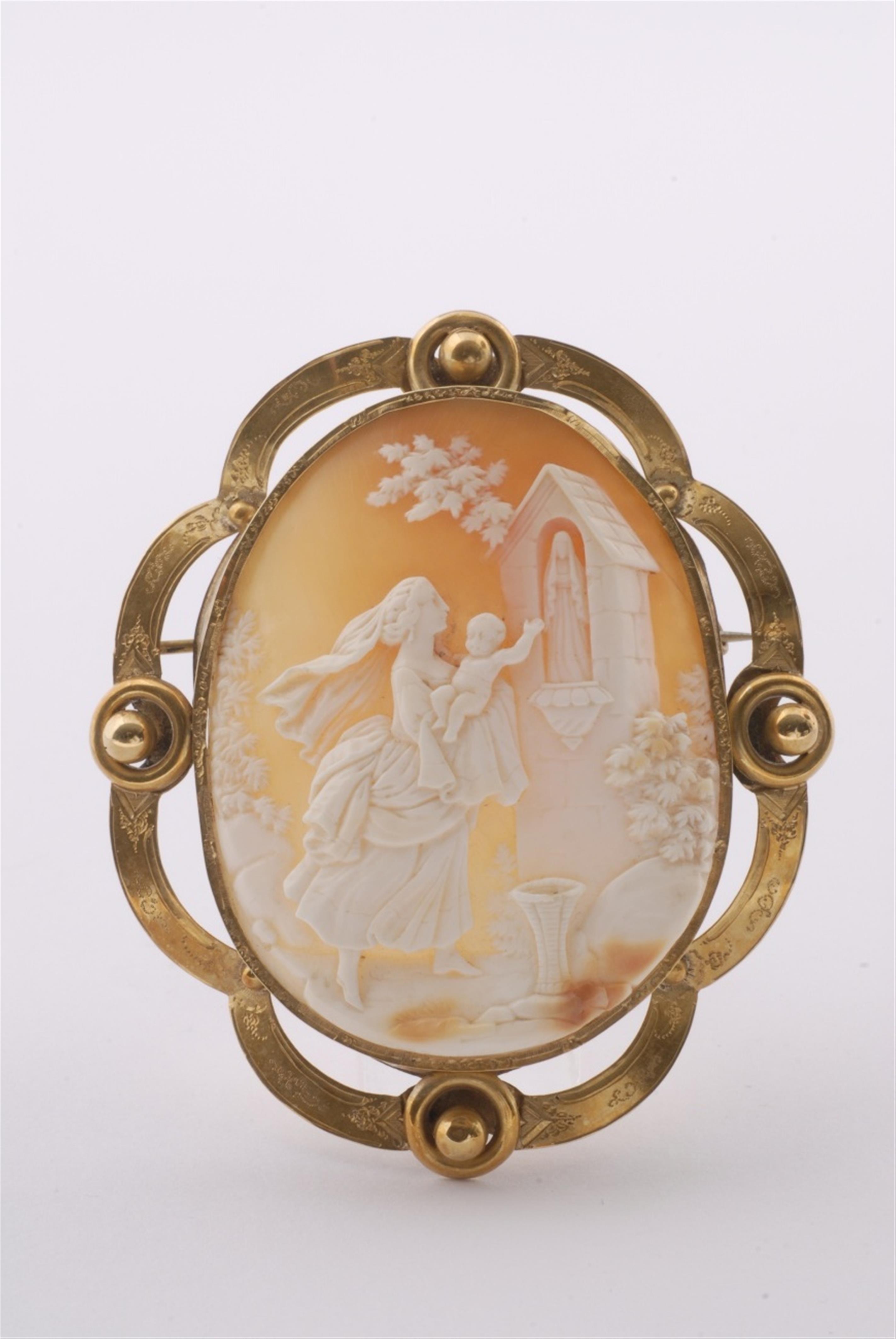 A large Italian 18k gold shell cameo brooch. - image-2