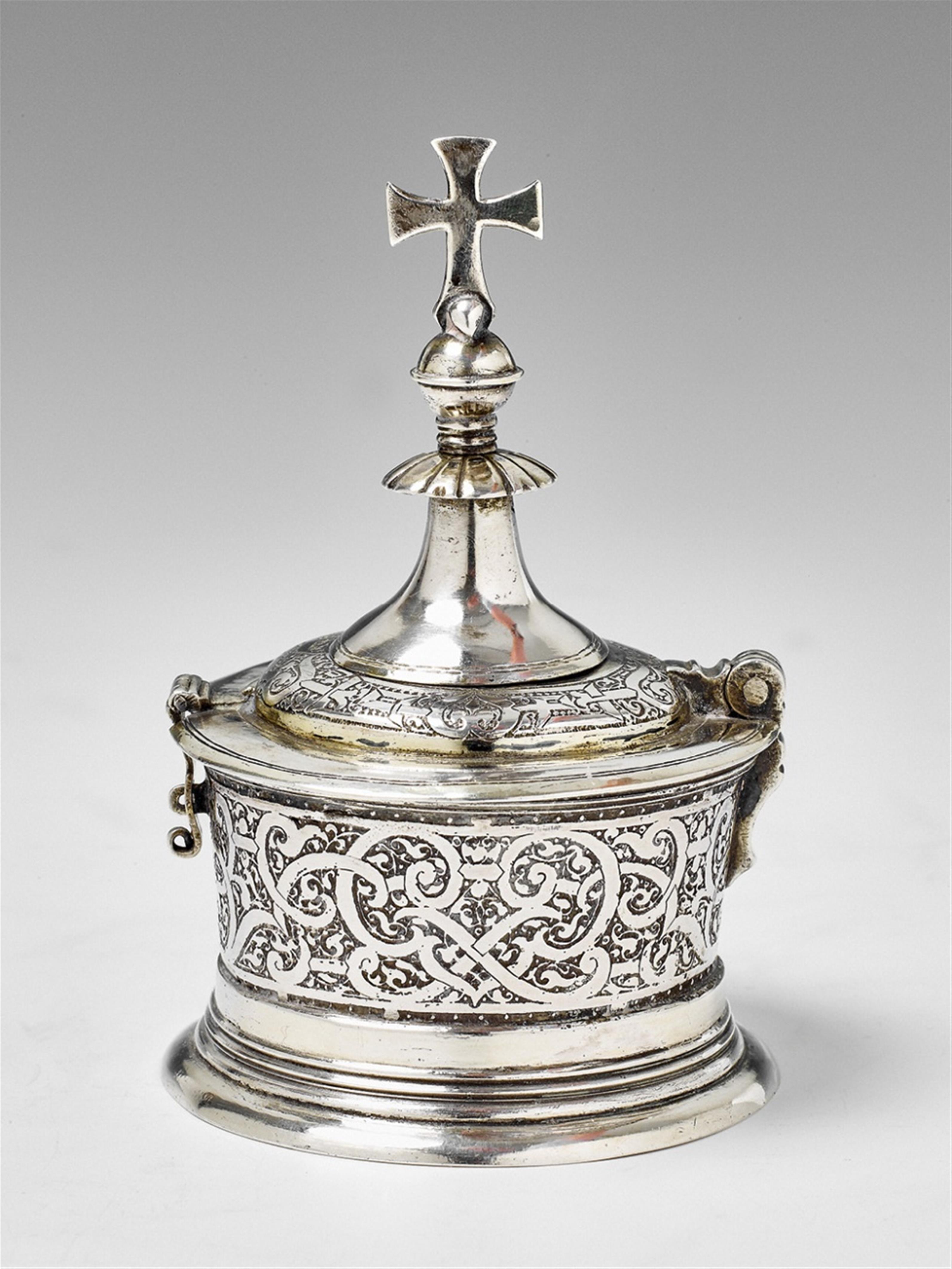 A Renaissance partially gilt silver pyx - image-1