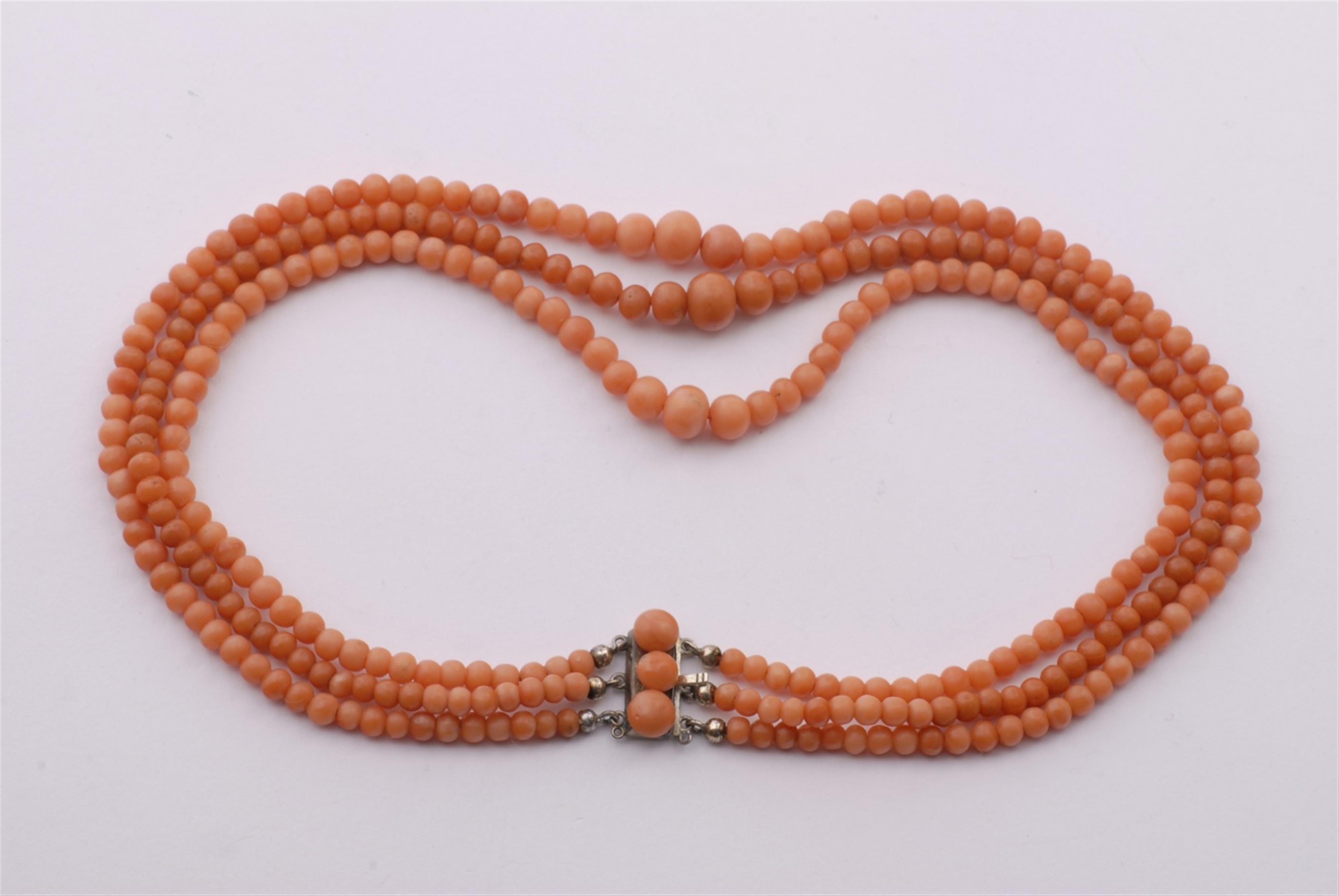 A coral collier with a silver gilt clasp. - image-1