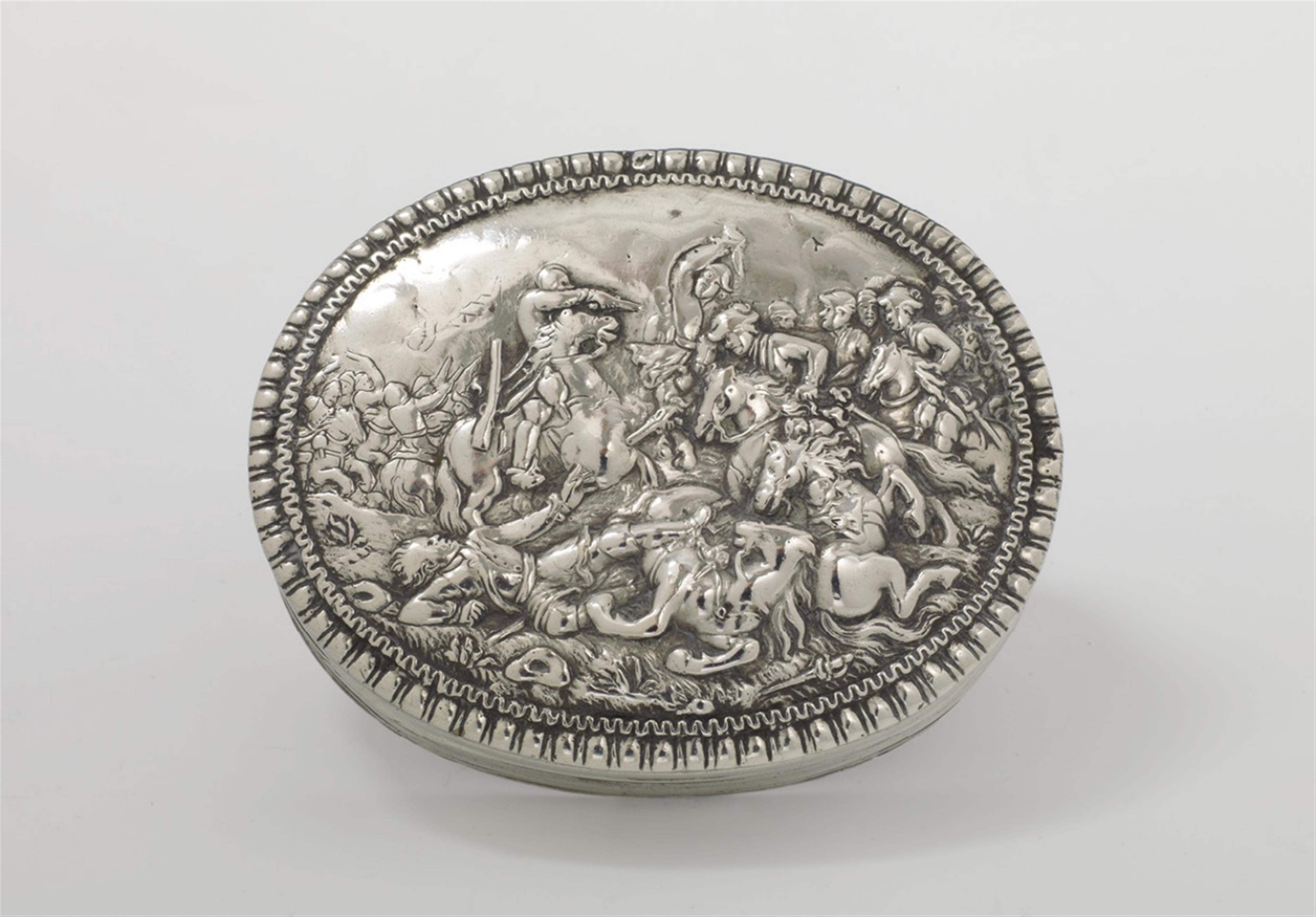 A Tittmoning interior gilt silver snuff box - image-1