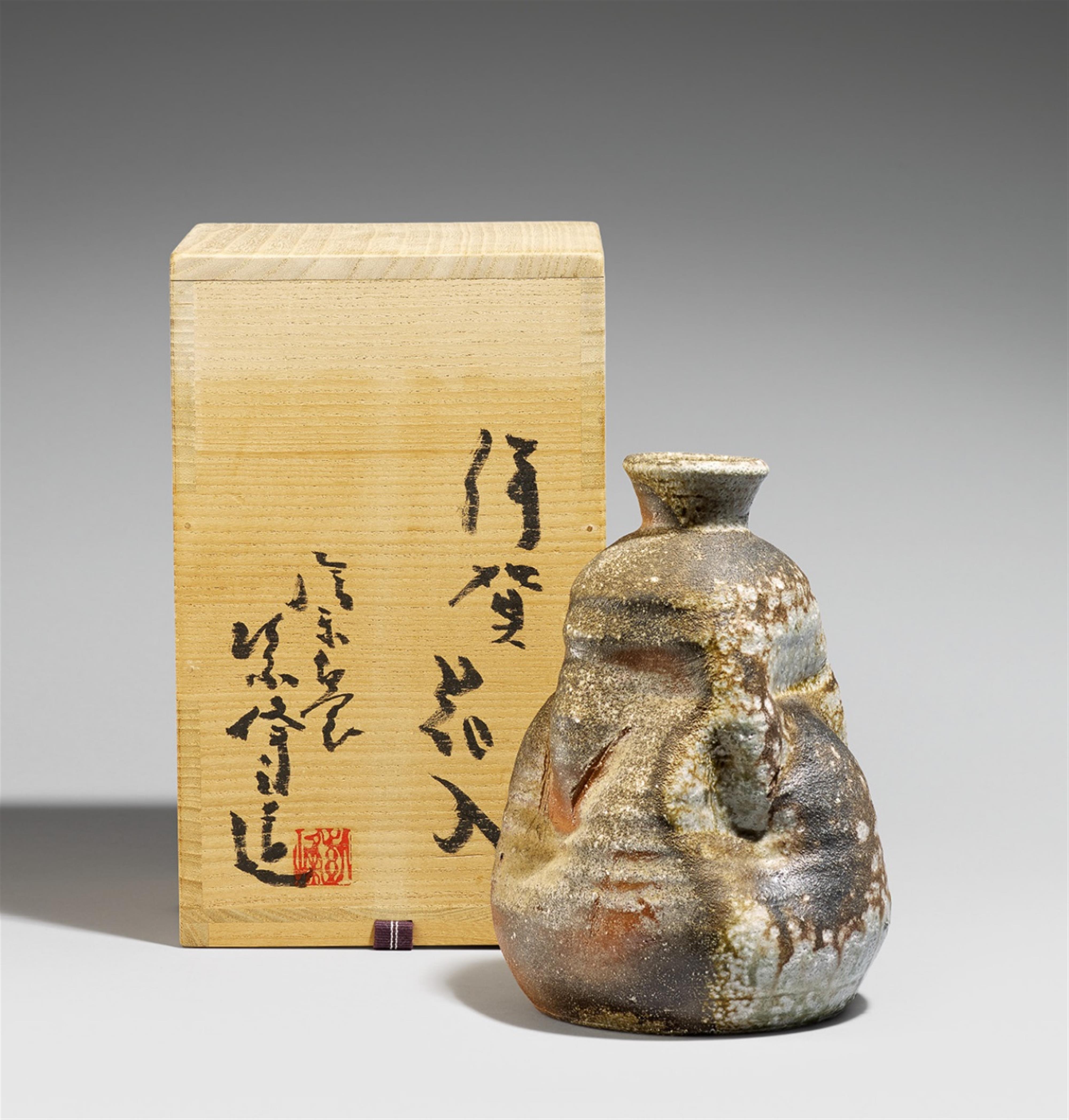 A Shigaraki flower vase by Kanzaki Shihô. Around 1990 - image-1